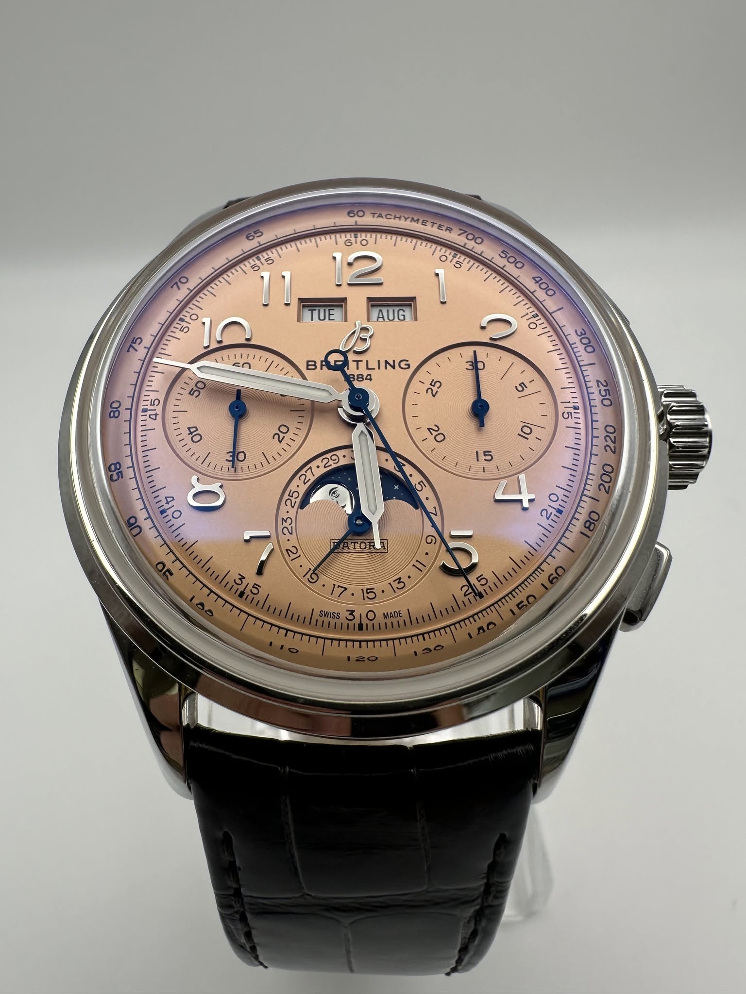 May be an image of wrist watch and text that says '55 SIS 0 60 TACHYMETER TER TUE 17 0 AUG ۱1111 08 JTLING 384 25 ٥ O s0 o 10 15 22.L1 o Lo .5 M 15 人前、 NUC SE'