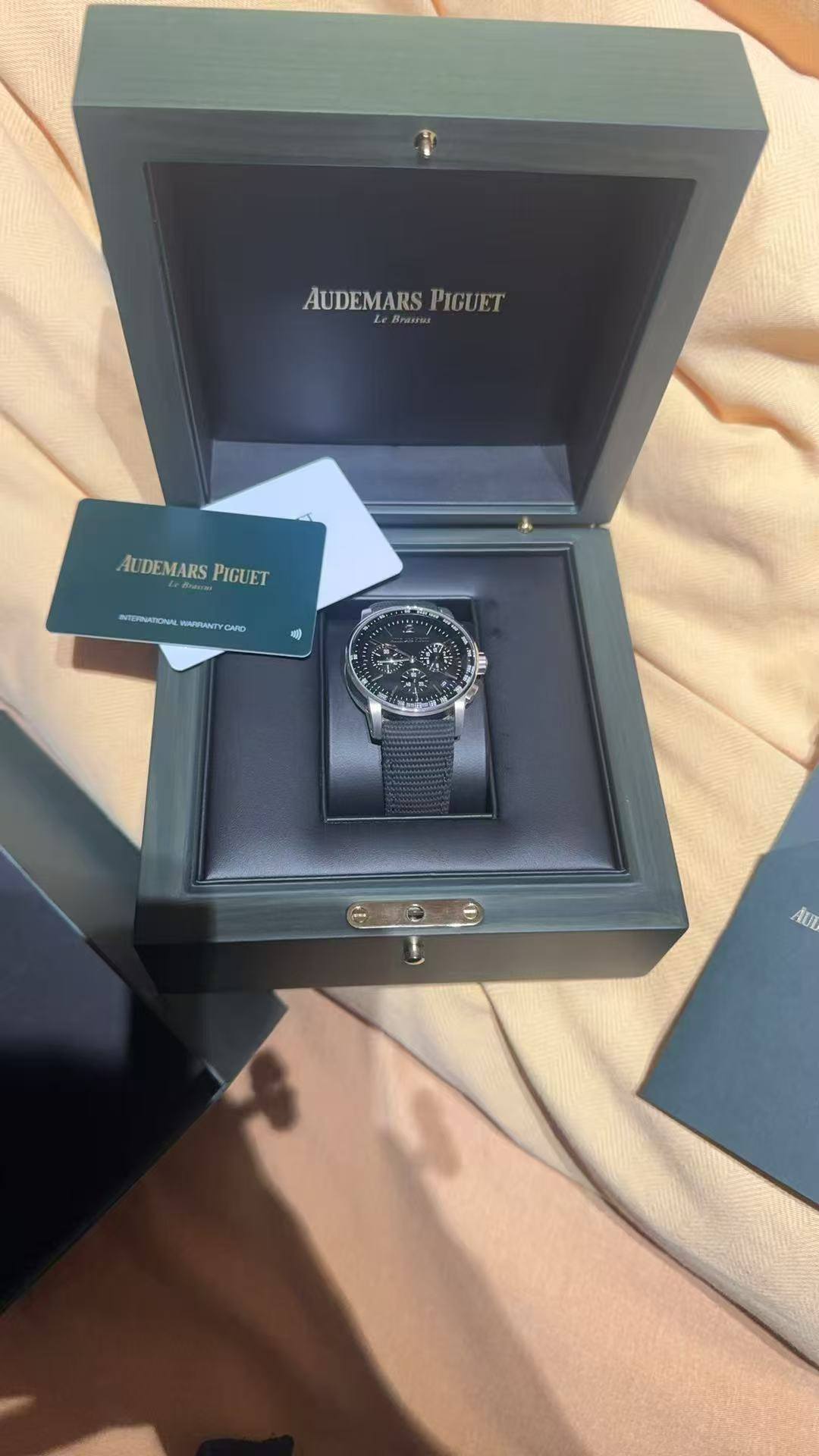 May be an image of digital watch and text that says 'AUDEMARS AUDEMARSPIGUET PIGUET Le Brtarna AUDEMARS AUDEMARSPIGUET PIGUET O MAWLANT CMO NTCHUTDVE 제 AUL'