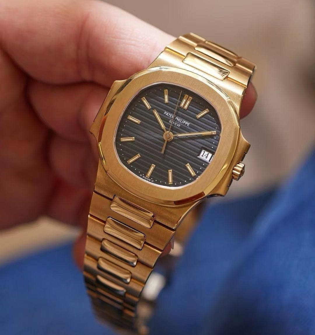 May be an image of wrist watch and text that says '- PATE 3 TEVE NEVE U EM HULIPPE U 14 SONSU I ا ti'