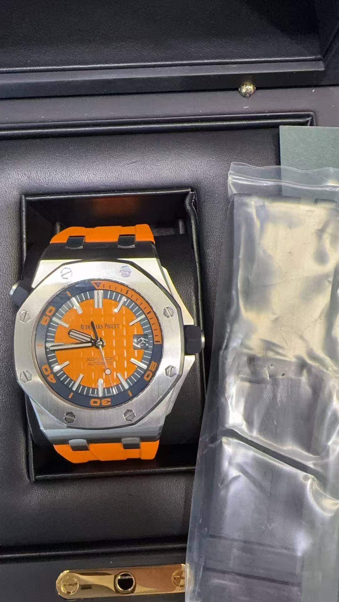 May be an image of wrist watch and text that says '0 H 50 1ITU PIGLET I O 40 4'