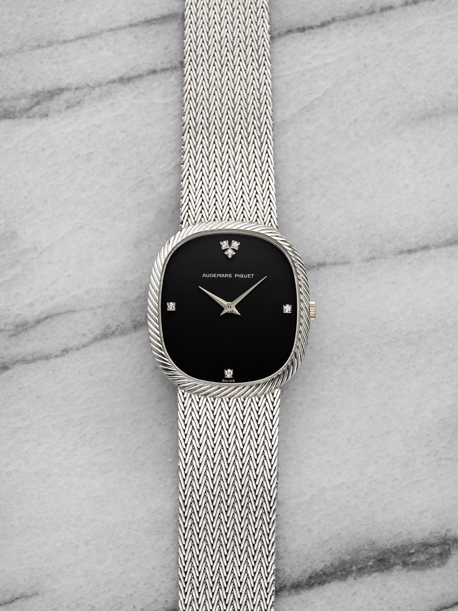 May be an image of wrist watch and text that says '春 墨愛 ្គ Ayσe MARS QUOEMARS E PIGUE 園'