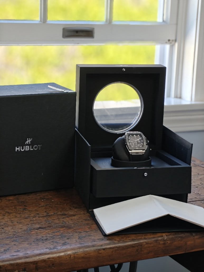 May be an image of digital watch and text that says 'H HUBLO HUBL'