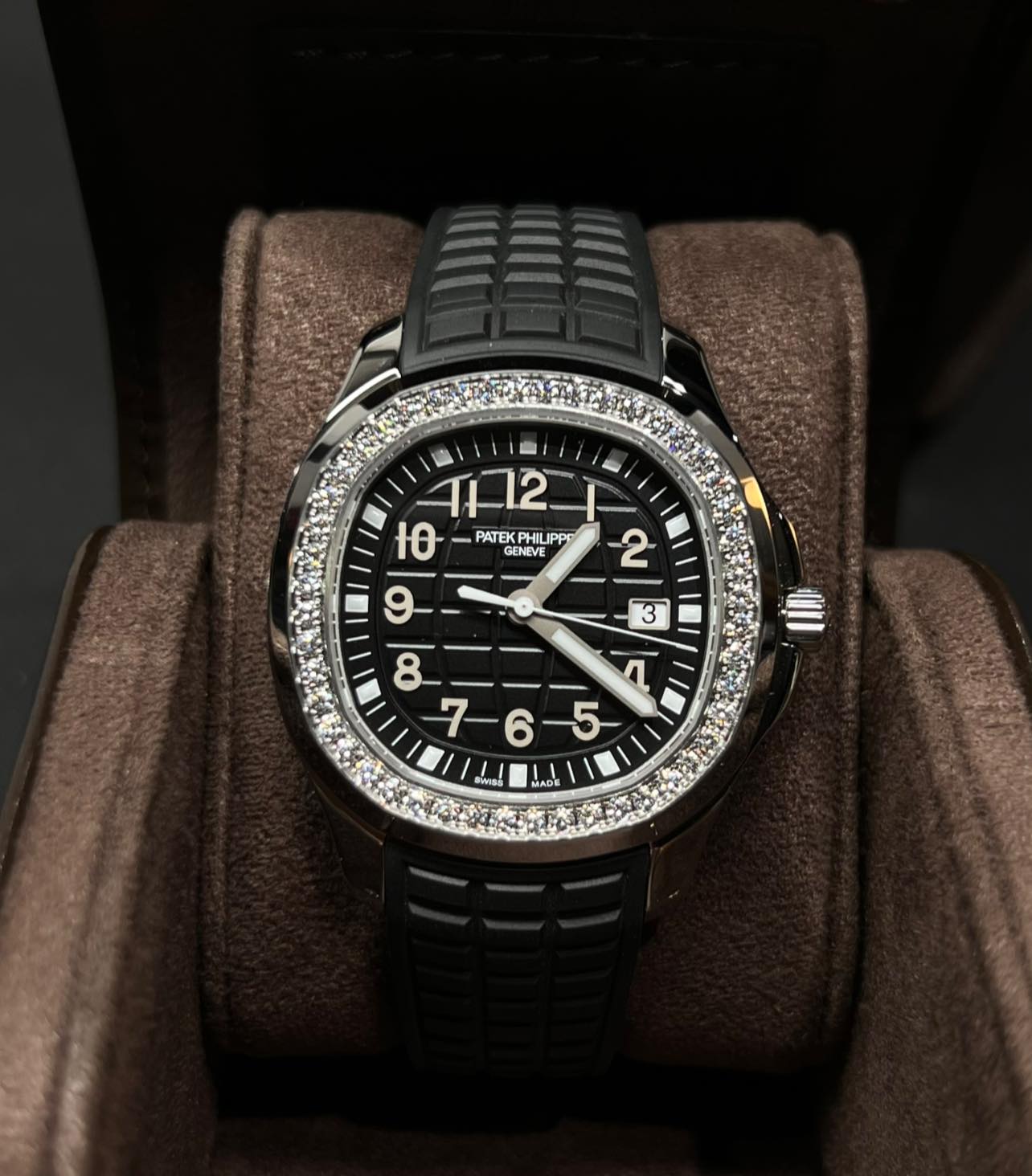 May be an image of wrist watch and text that says 'T12 1o - PATEKPHILIPP PATEK PHILIPP JPPP GENEVE 2 9- 3 8 n NADE'