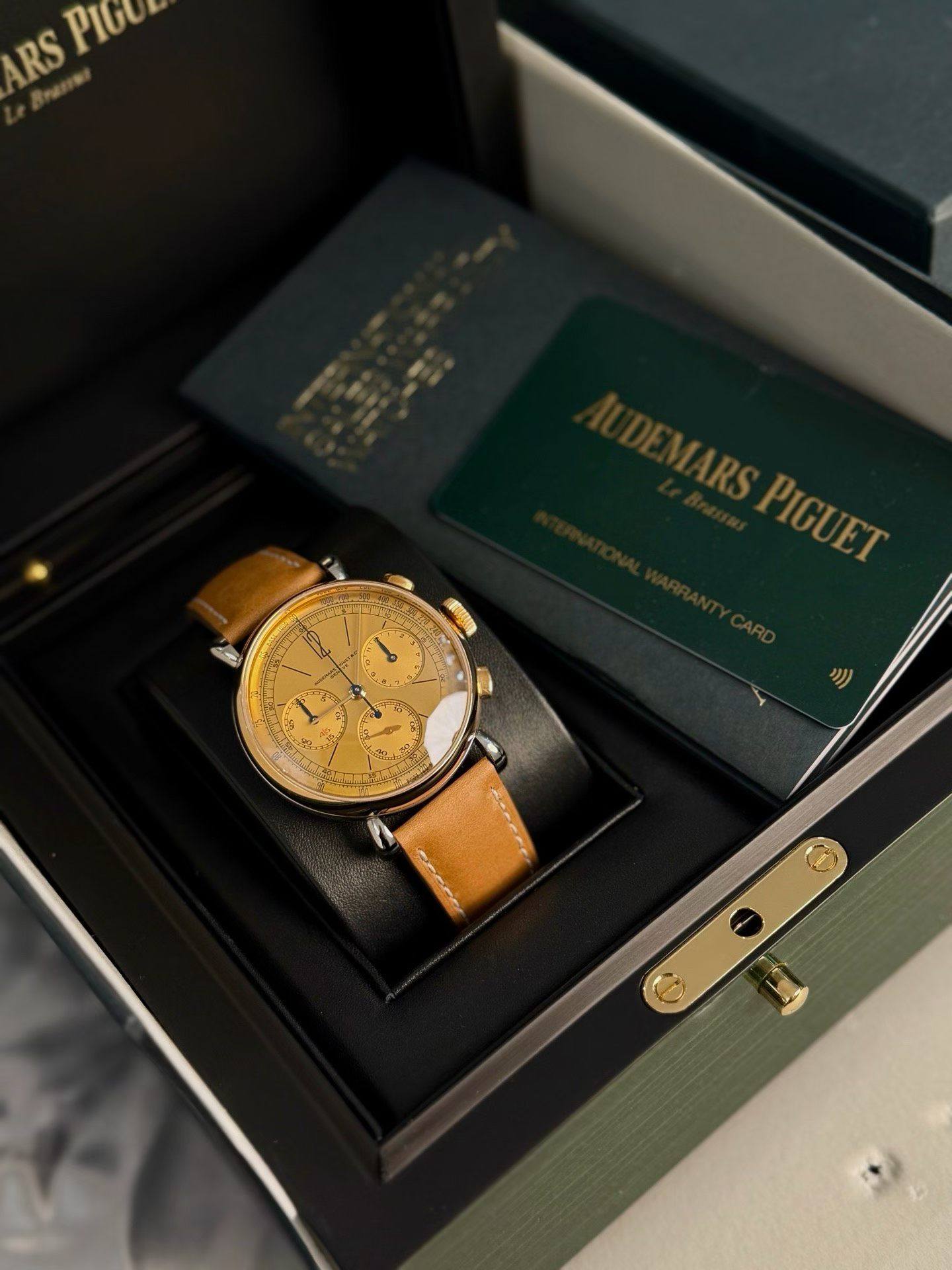 May be an image of wrist watch and text that says 'ARS ARSPIU PIGU ARS PIGUET ه 協 5 2 A O η L P A o'