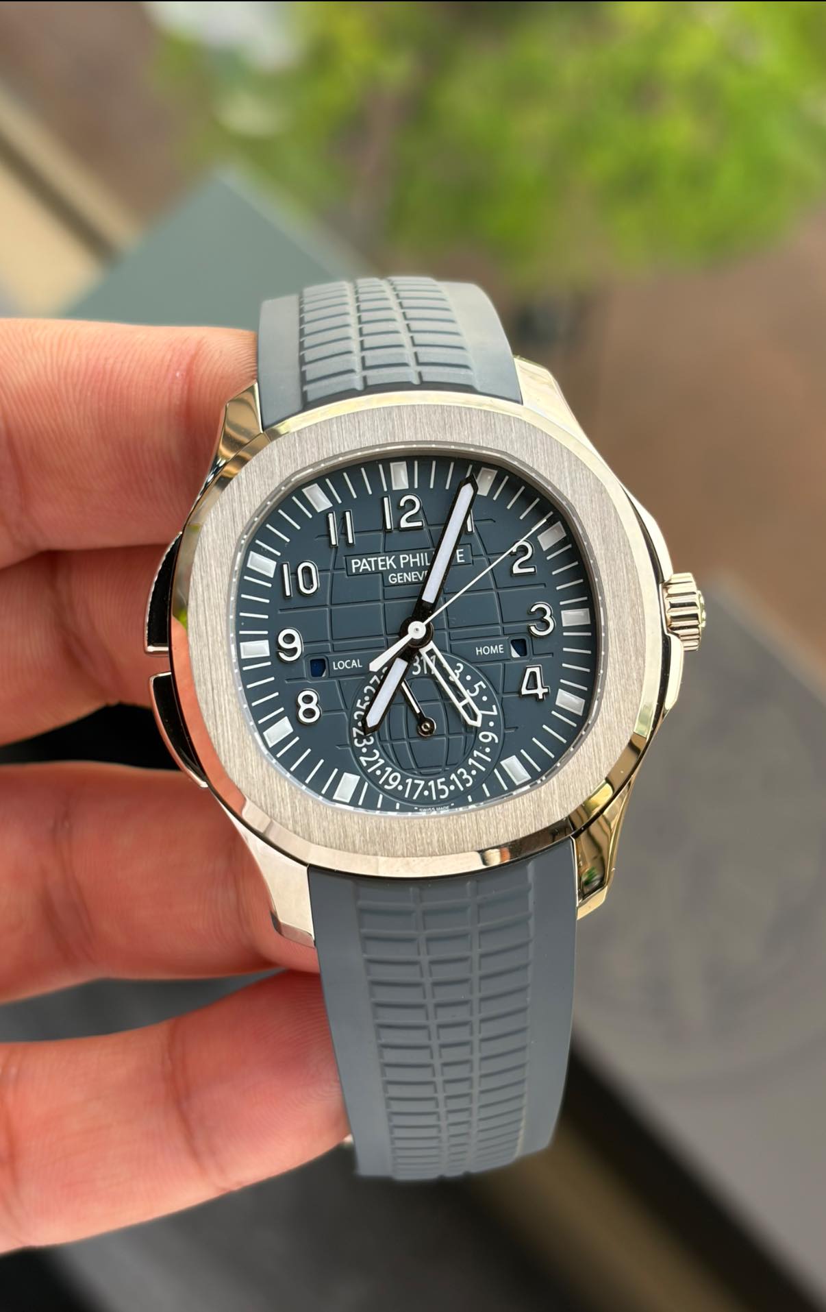 May be an image of wrist watch and text that says 'I1 2 O PATEK PHIL GENEV' 3 ١ E 2 3 9 HOM LOCAL ol : 6'