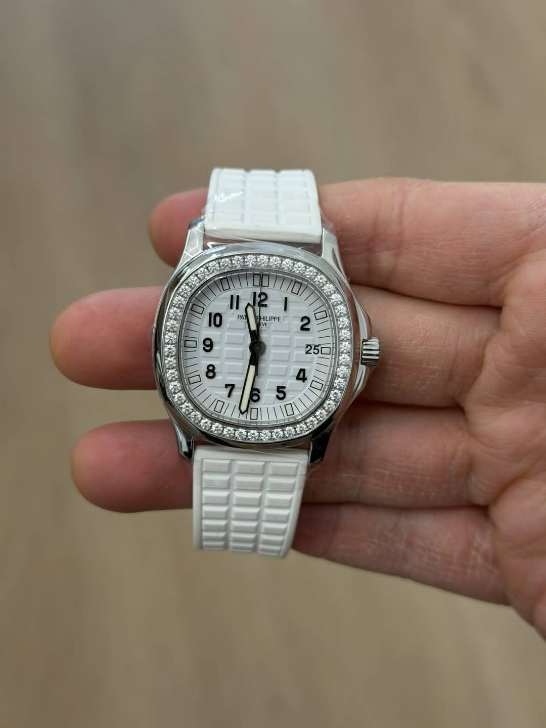 May be an image of digital watch and text that says 'II 12 10 PAT VE VET LPPE WE 2 25C IILI ထ 7 D D'