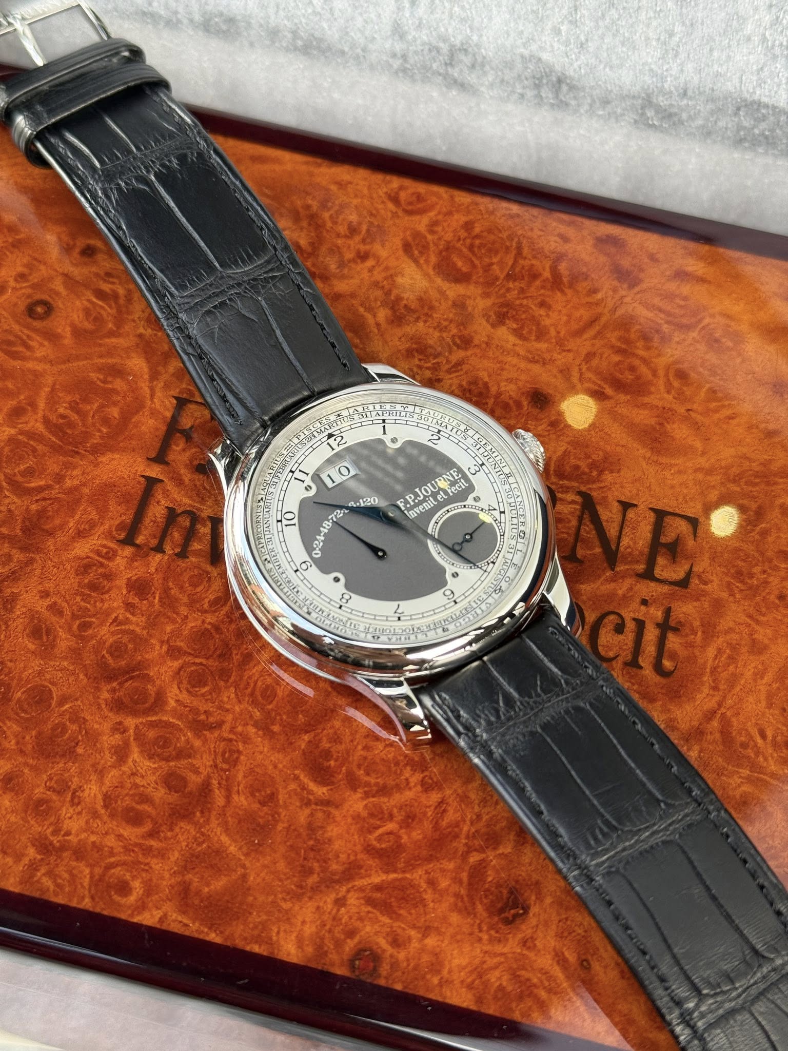 May be an image of wrist watch and text that says '3 12 d o F.P.JOUBNE Invenitet Fecil cO 6 8 9 NE® G'