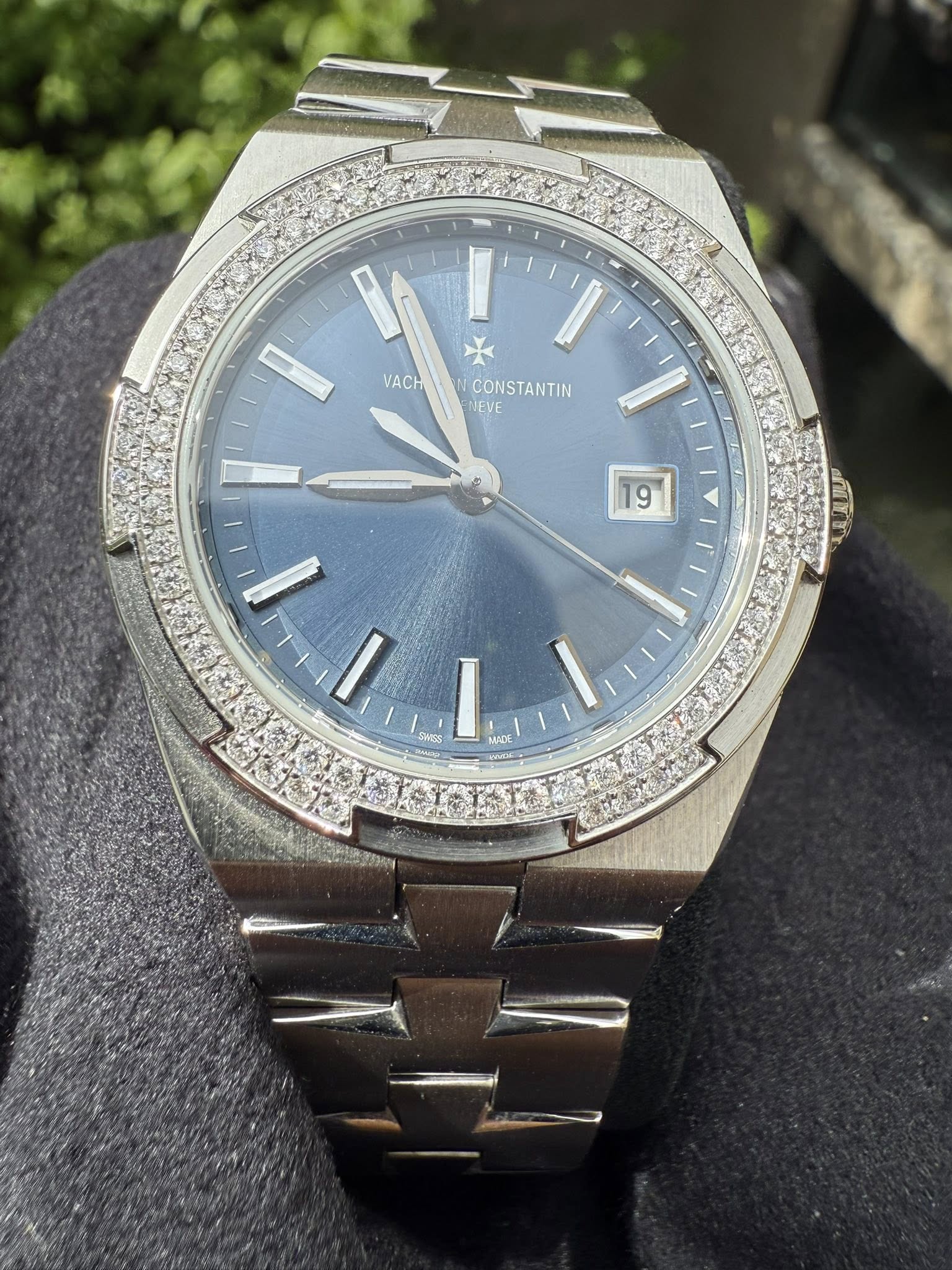 May be an image of wrist watch and text that says 'I VACHW.CONSTANTIN VACH CONSTANTIN LEVE 19 MADE ANDE'