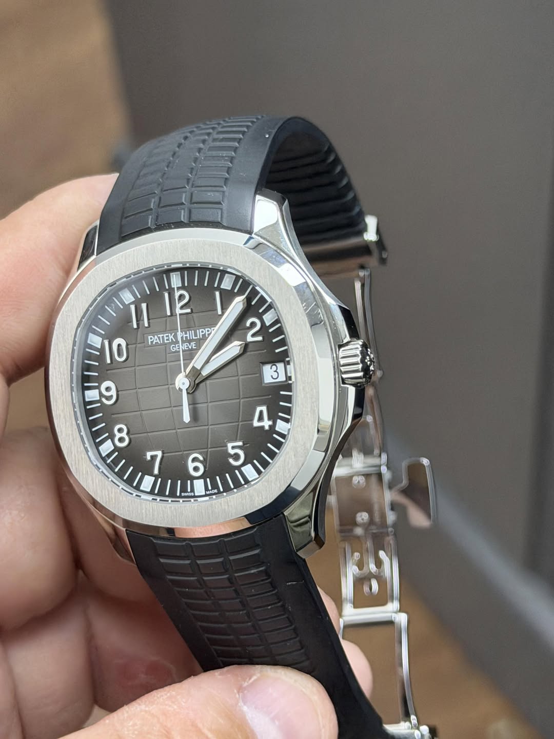 May be an image of digital watch and text that says 'I1 12 ١ PHILIPP 10 PATEK GE GENEVE 2 9 ထ د 3 4 5 6 svess w.s'