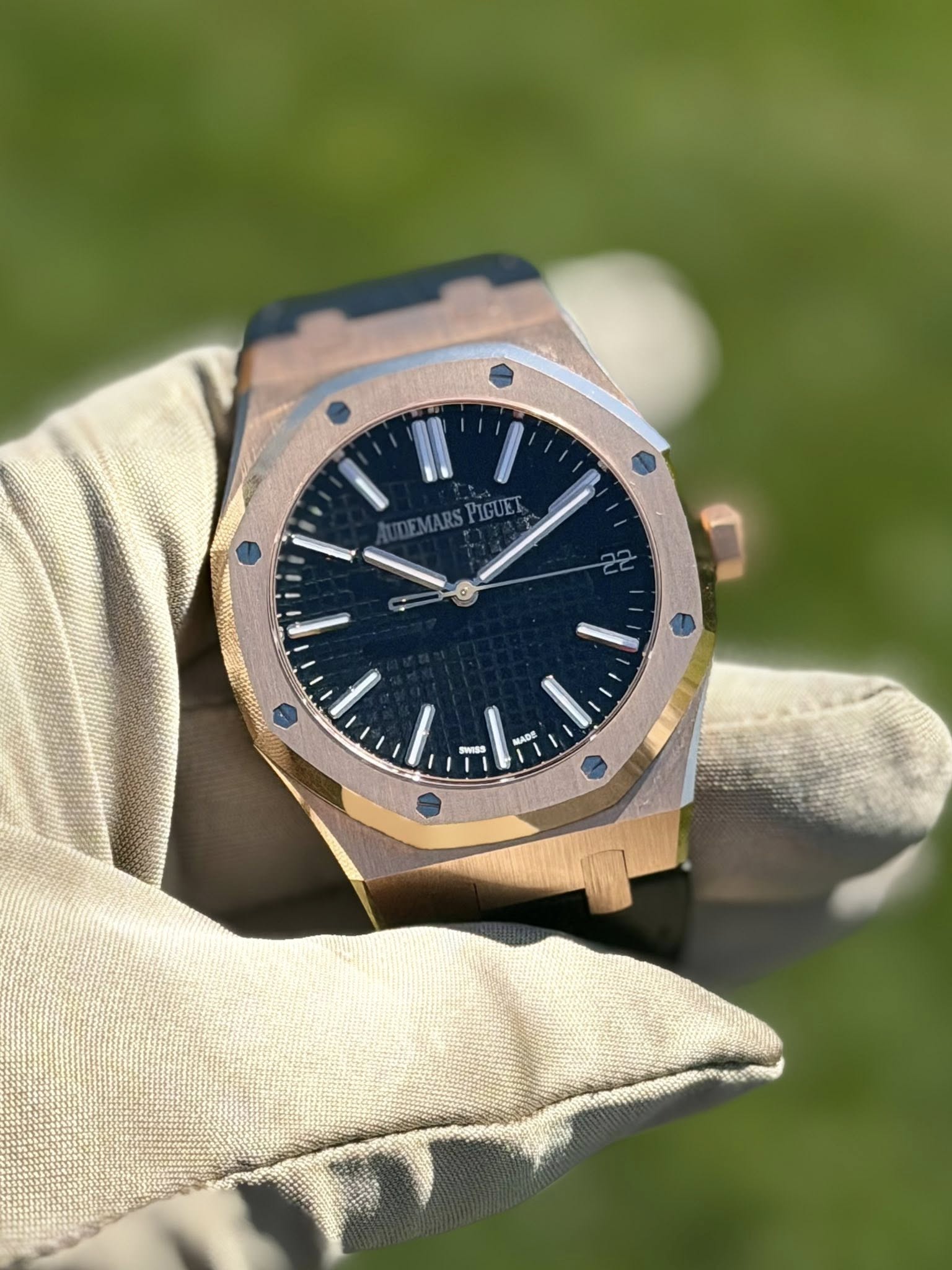 May be an image of wrist watch and text that says 'IUDEMARSPIGUET UDEMARS PIGUET l' ADE'
