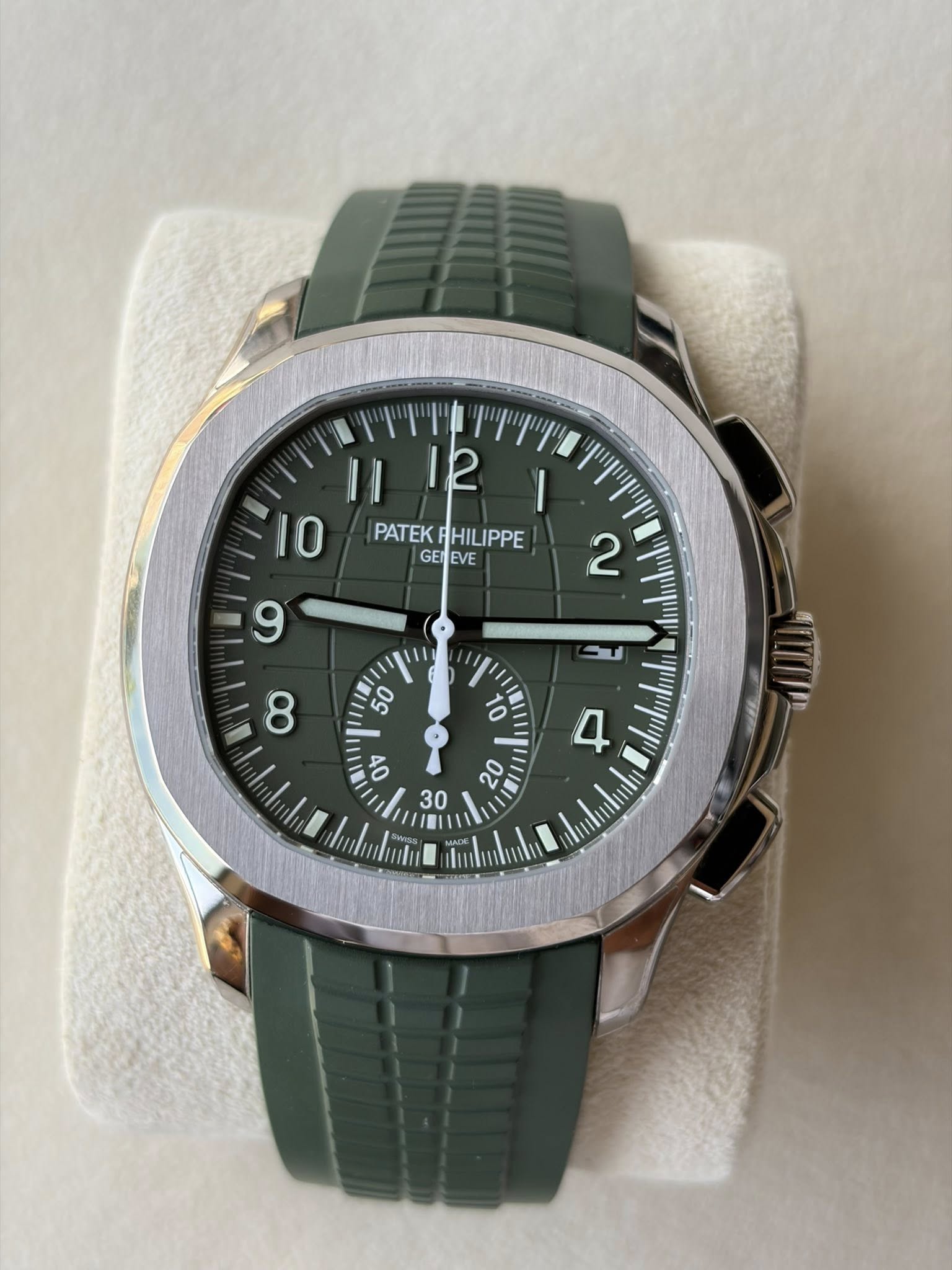 May be an image of wrist watch and text that says '12 10 I PATEKHILIPPE GE PATEK HILIPPE GENEVE EVE 9 50 8 2 : ημap R Jnu a '