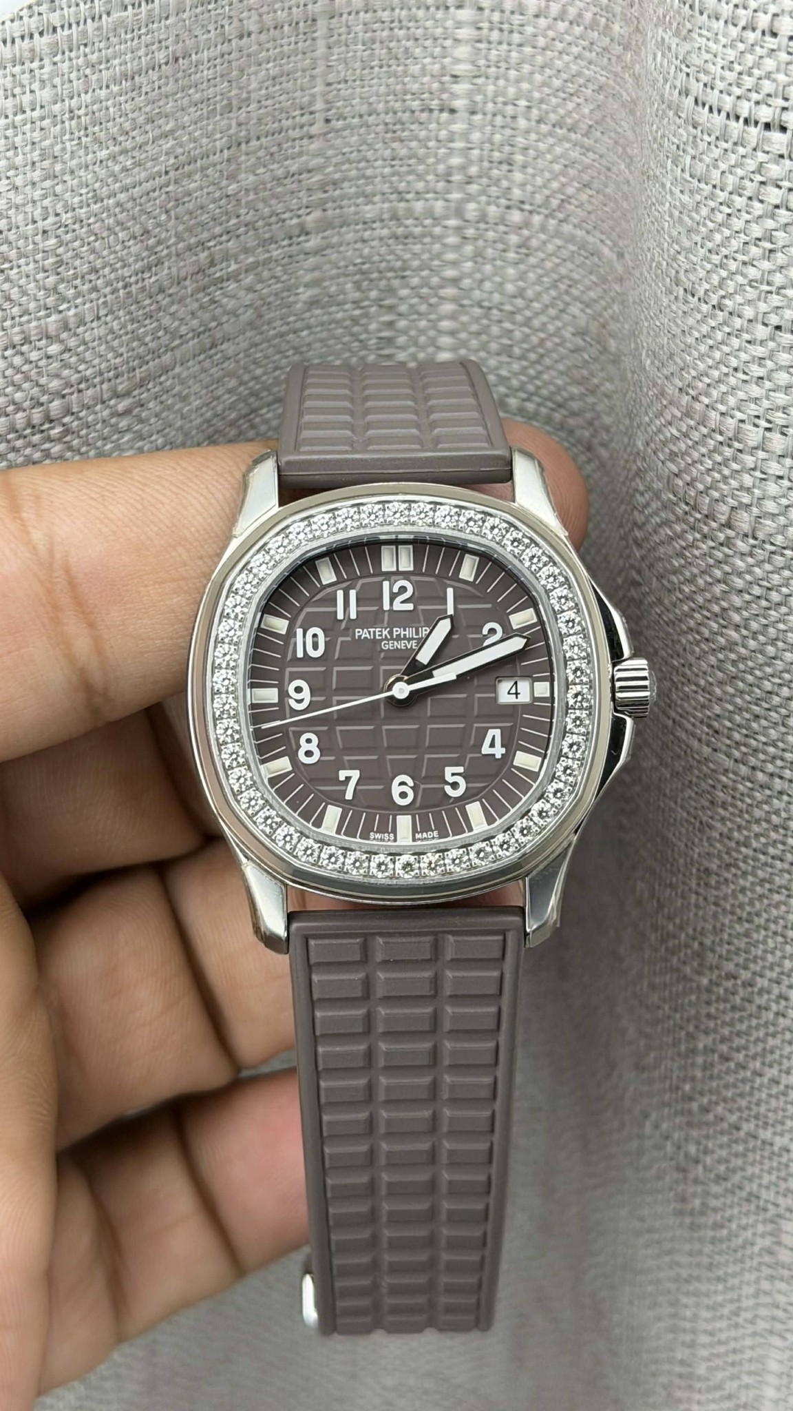 May be an image of digital watch and text that says '周 2 II | PATE PATEK PATEKPHILIP PHILIP GENEVE GENEVE GERE amss 4'
