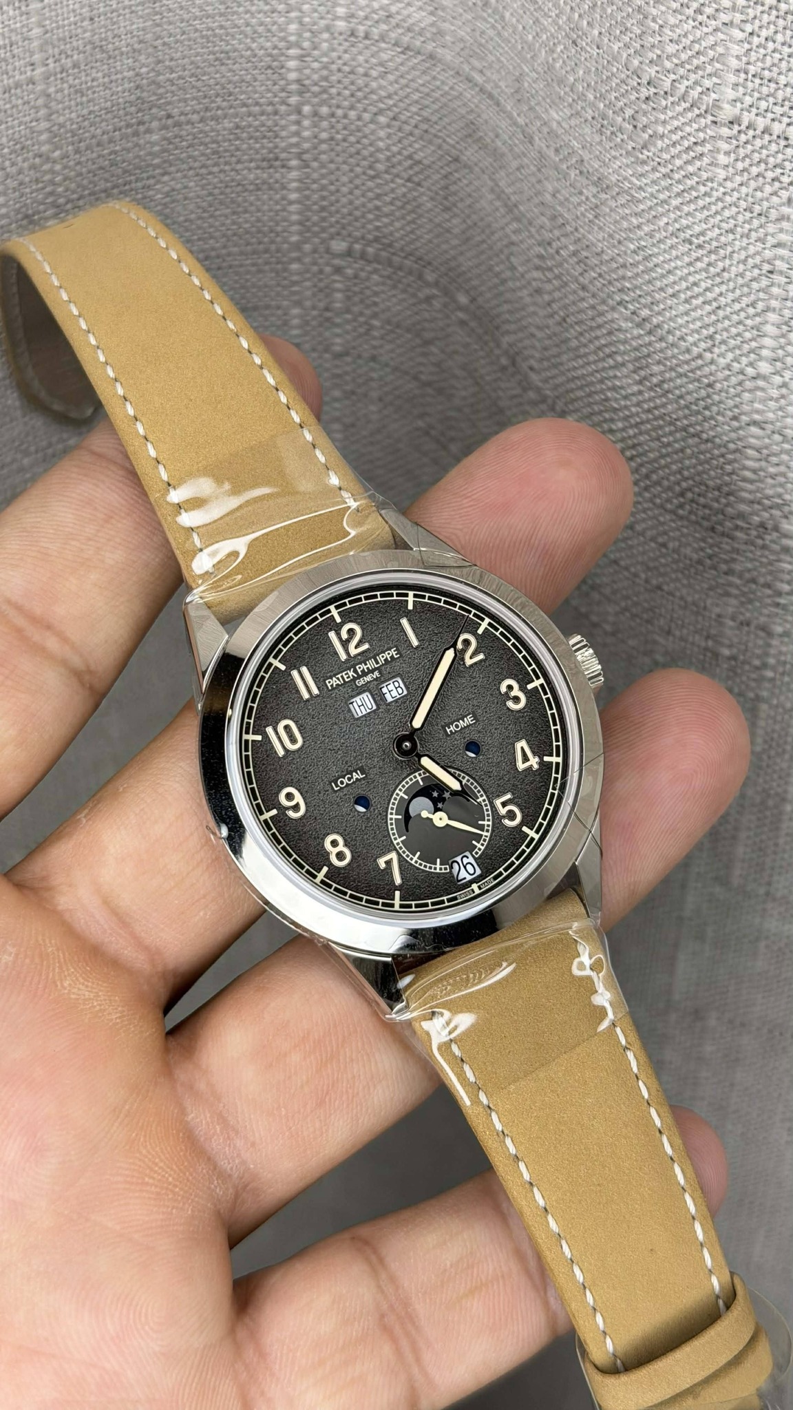 May be an image of wrist watch and text that says '12 PHLIPP ትማን FATEK IHU FER CB 2 က HOHE UWIO 10 9 LOCAL 8 ر tenta 26'