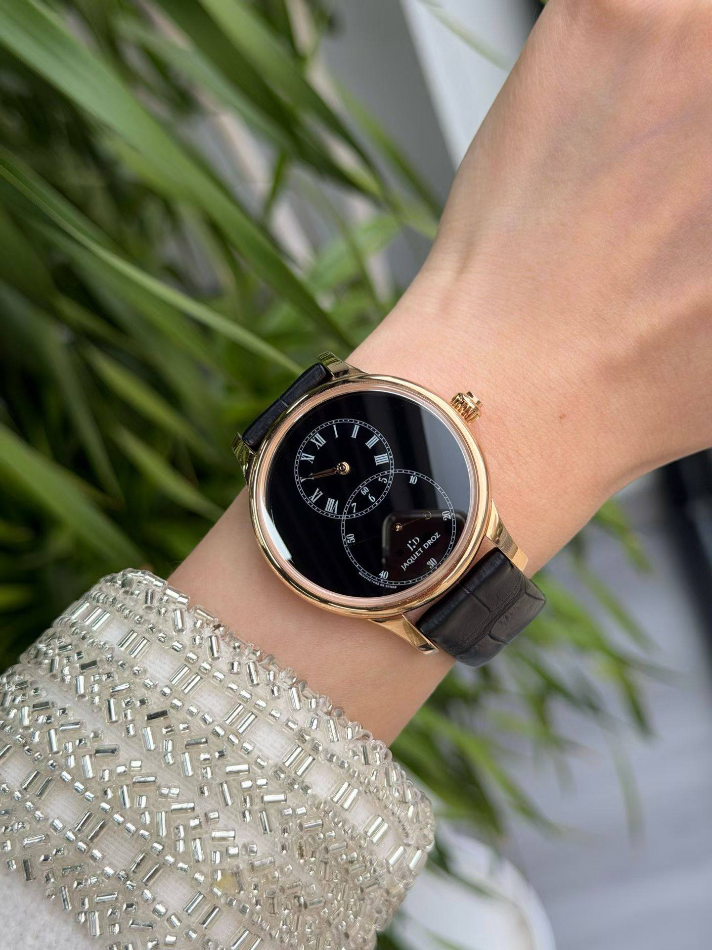 May be an image of digital watch, jewelry and text that says 'S AQUETDRES O DREZ'