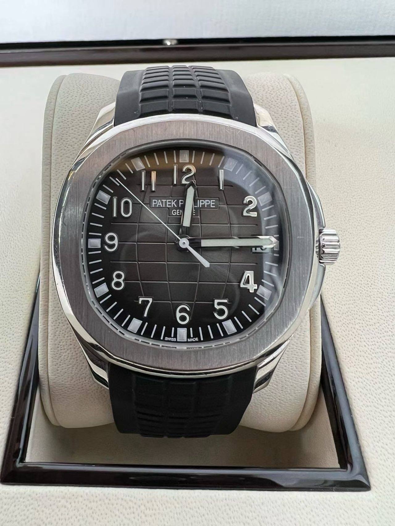 May be an image of wrist watch and text that says '1١ا I 10 PATEK IPPE GEI E9 9 8 7 2 لم 4 5 6 SWISIS اسا MPE MADE'