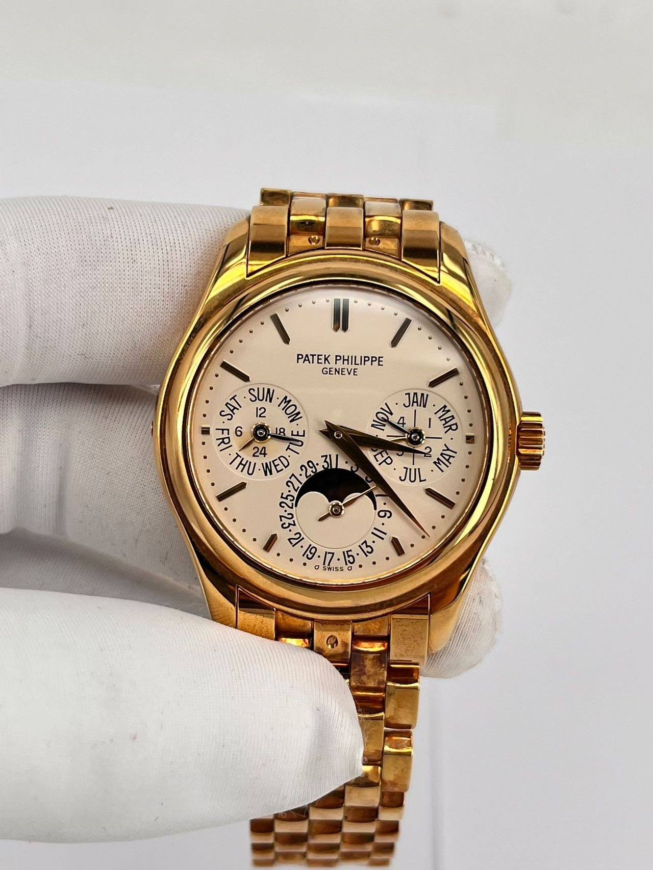 May be an image of wrist watch and text that says 'بد Il PATEK PHILIPPE GENEVE JAN MAR EP እሳራ JUL SAT 12 SUN FRI OUR THU 24 WED .0..625:7:29. T 9 = SWIS S 15'
