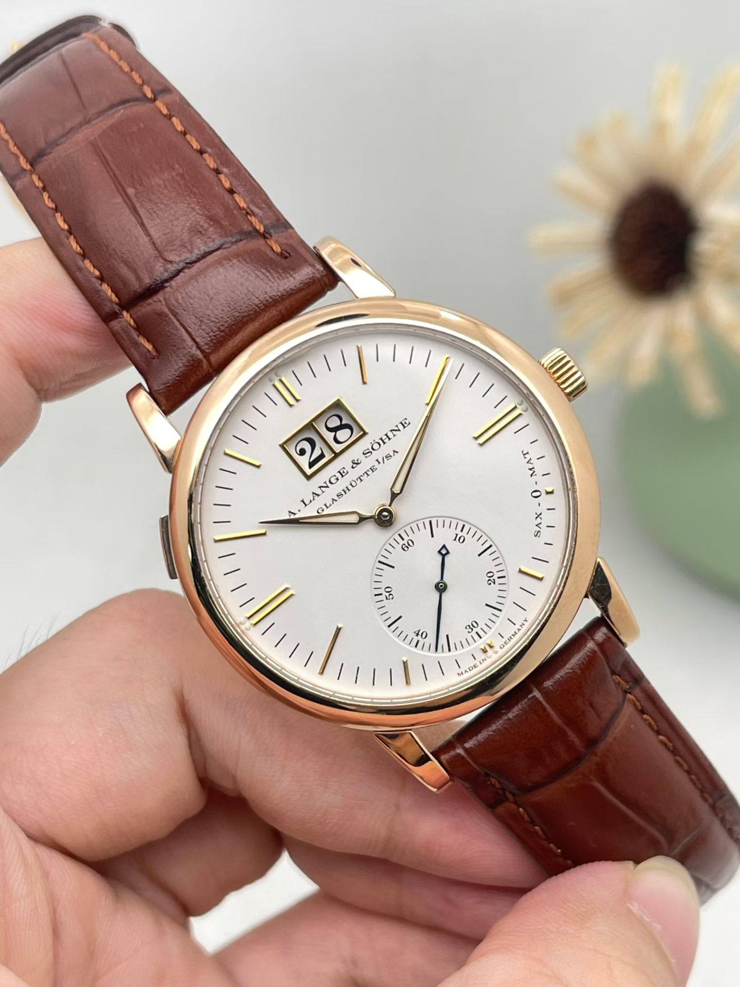 May be an image of wrist watch and text that says ''Il &s SÖHNE SA ISA LANGE TE ጥ de MAW 0 1 SAS اا۱ 10 6O GERM'