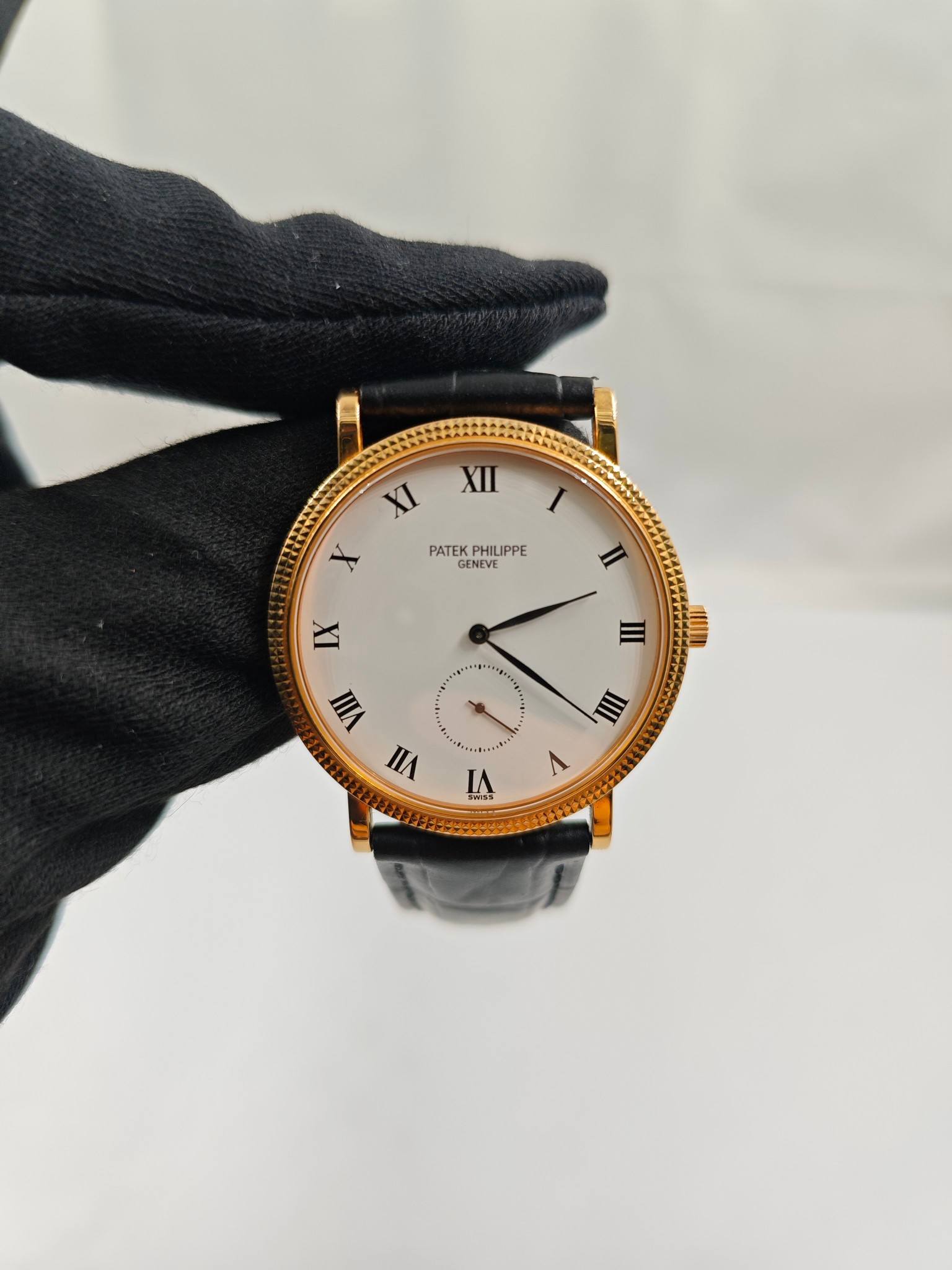 May be an image of wrist watch and text that says 'XI X PATEK PHILIPPE GENEVE II IX III VIII VII A V 生 SWTSS'