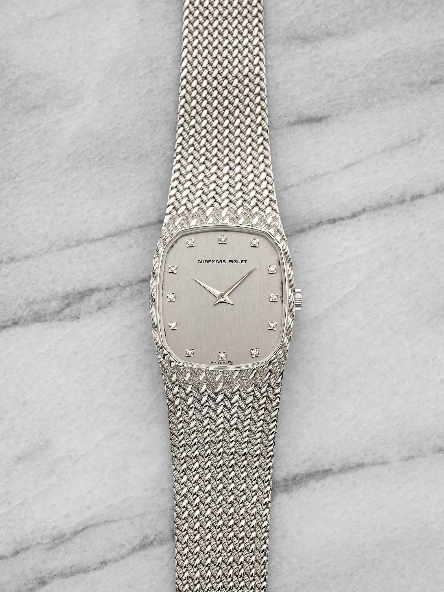 May be an image of wrist watch and text that says '山 PUDE AUDEMAAS PIGUE 足 ば दਜੀ 注'
