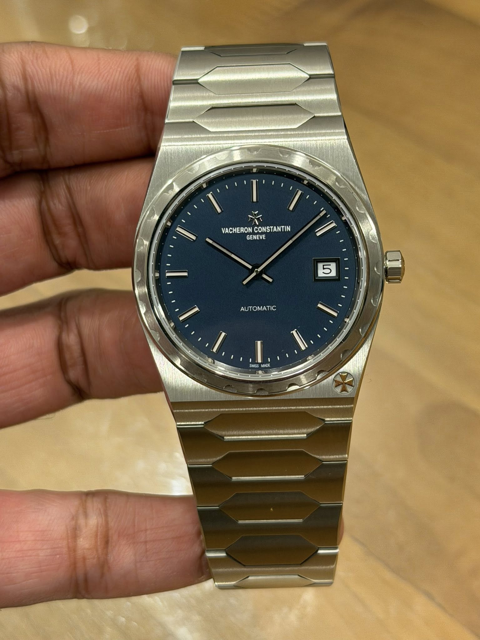May be an image of wrist watch and text that says 'VACHERON VACHERON.CONSTANTIN ACHERONCONSTANTI CONSTANTIN SENEVE 5 AUTOMATIC ALTO I L.'