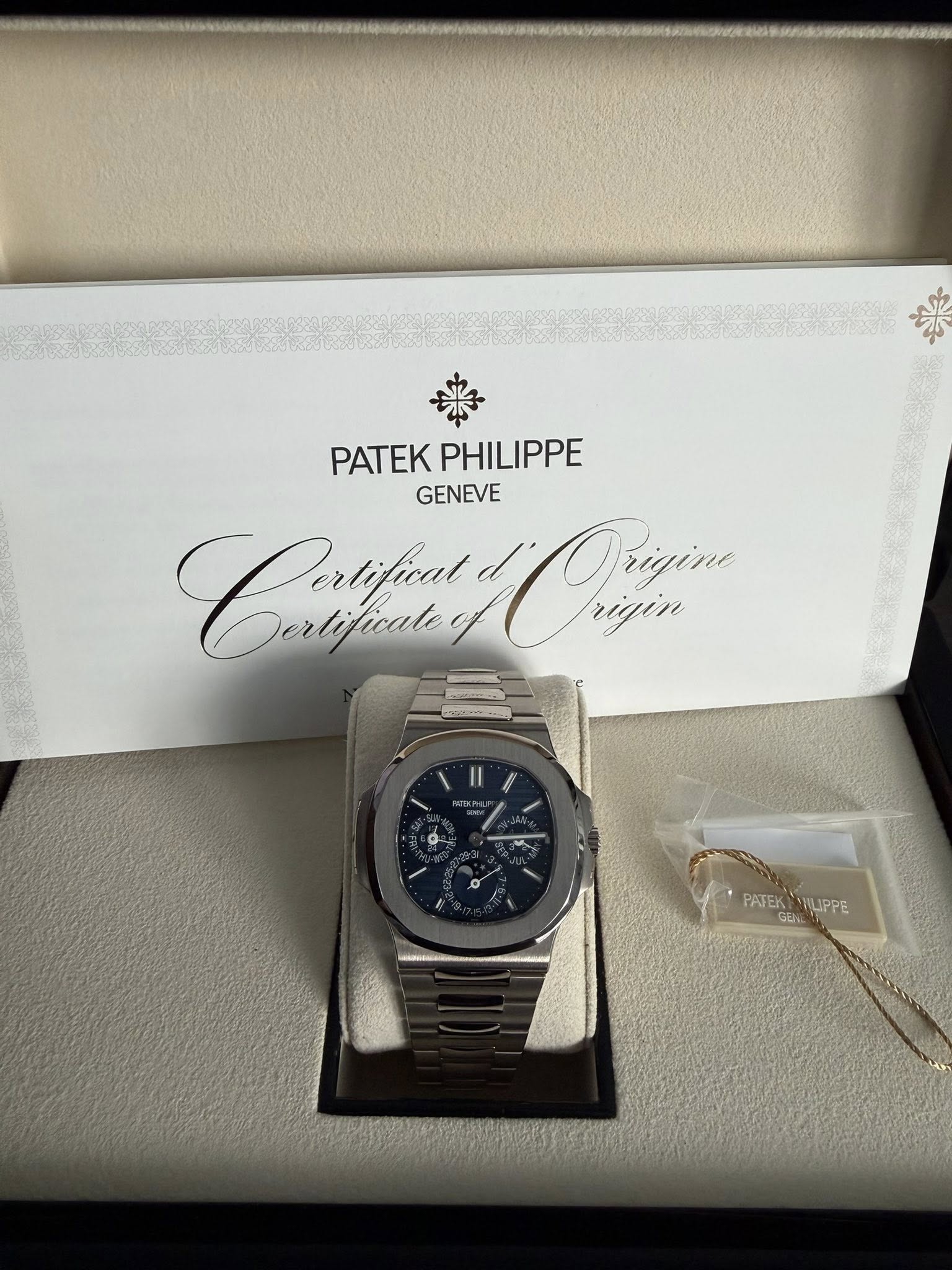 May be an image of wrist watch and text that says 'PATEKPHILIPPE PATEK PHILIPPE GENEVE Cafun Dertificate Crtin rigin PAFEK PATEKAUPPE GEL UPPE'