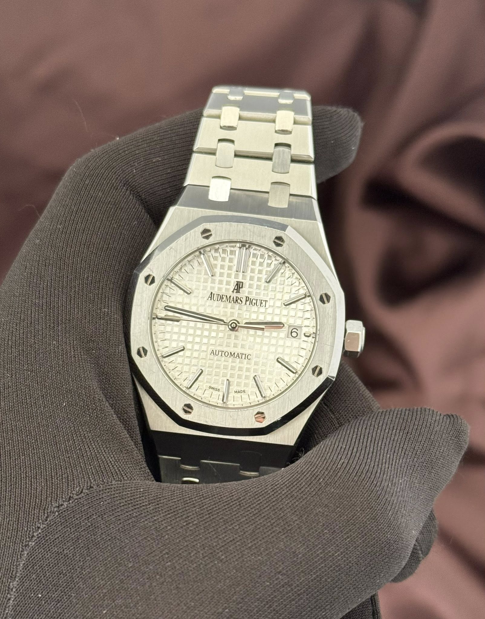 May be an image of wrist watch and text that says 'AP AUDEMARSPIGLET မ AUDEMARS PIGUET C D 6 Α I'