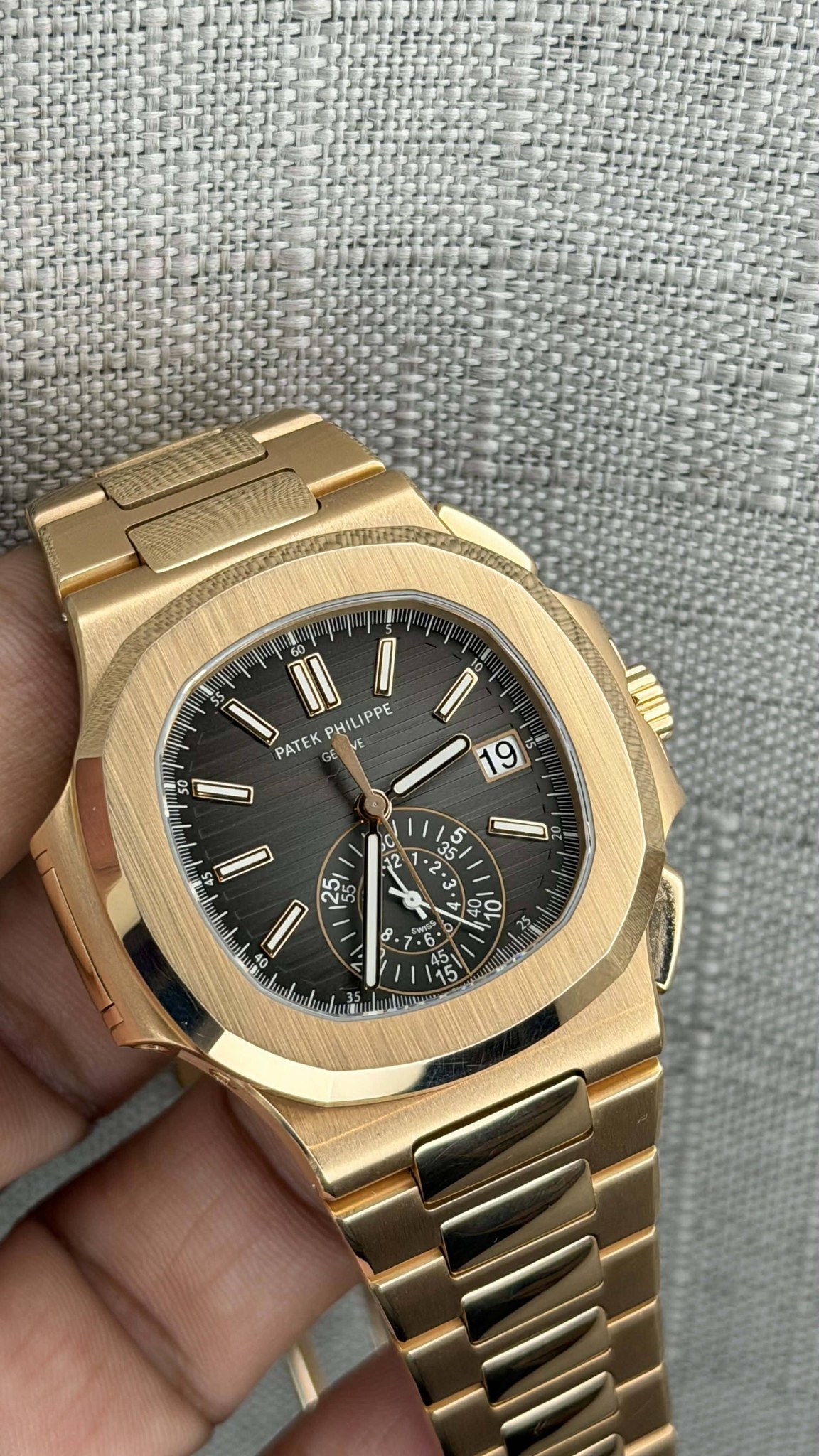 May be an image of wrist watch and text that says 'S5 II I PHILIPPE PATEK GE 50 19 အ ለስህካምባ 5 હ 2 سل නഗ • I 4 융은 8 +6 15'