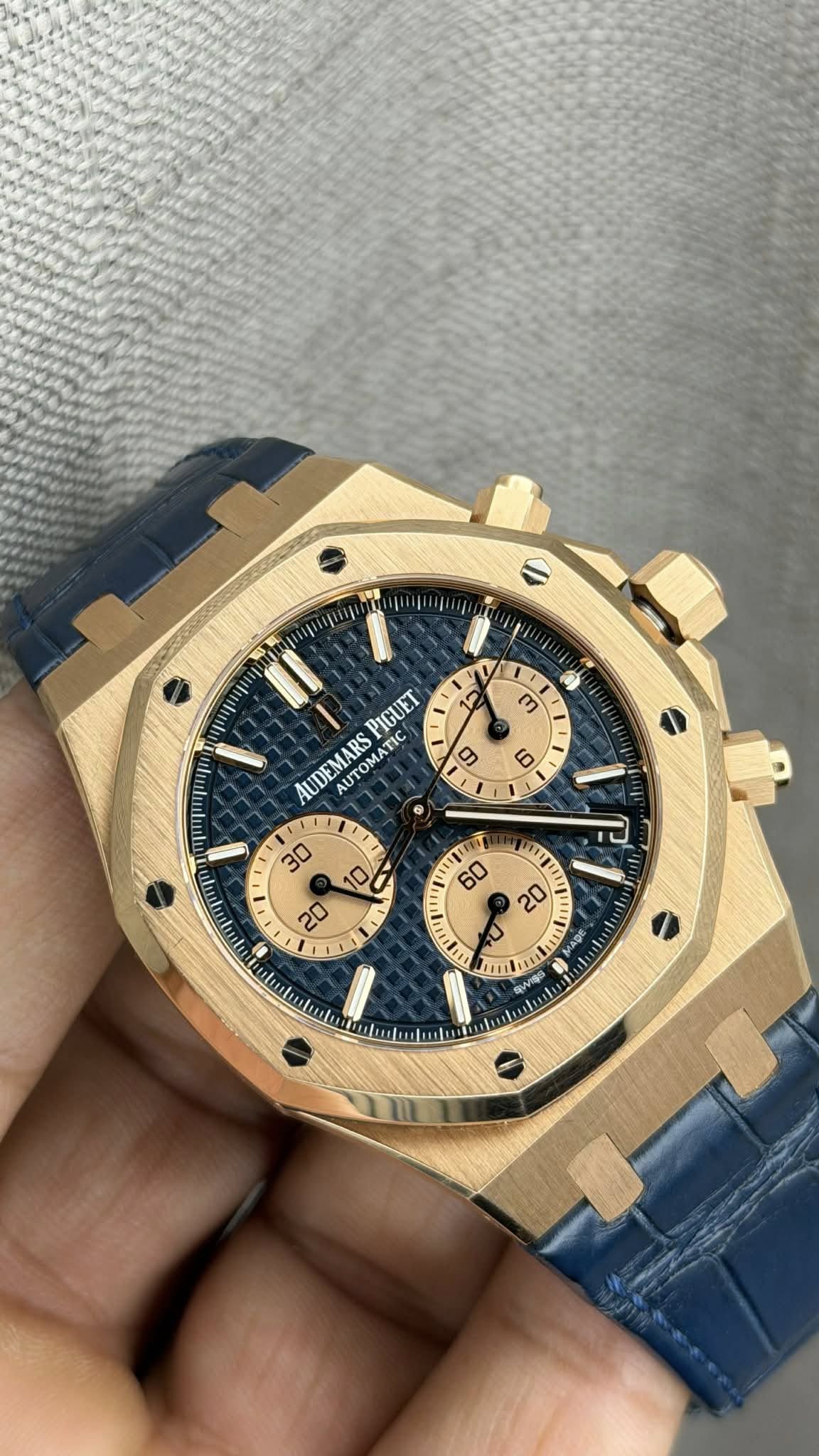 May be an image of wrist watch and text that says '電 戦 1 1 a A ന 2 9 6 PIGUET AUDEMARS AUTOMATI τς 대가 unolu ニ'