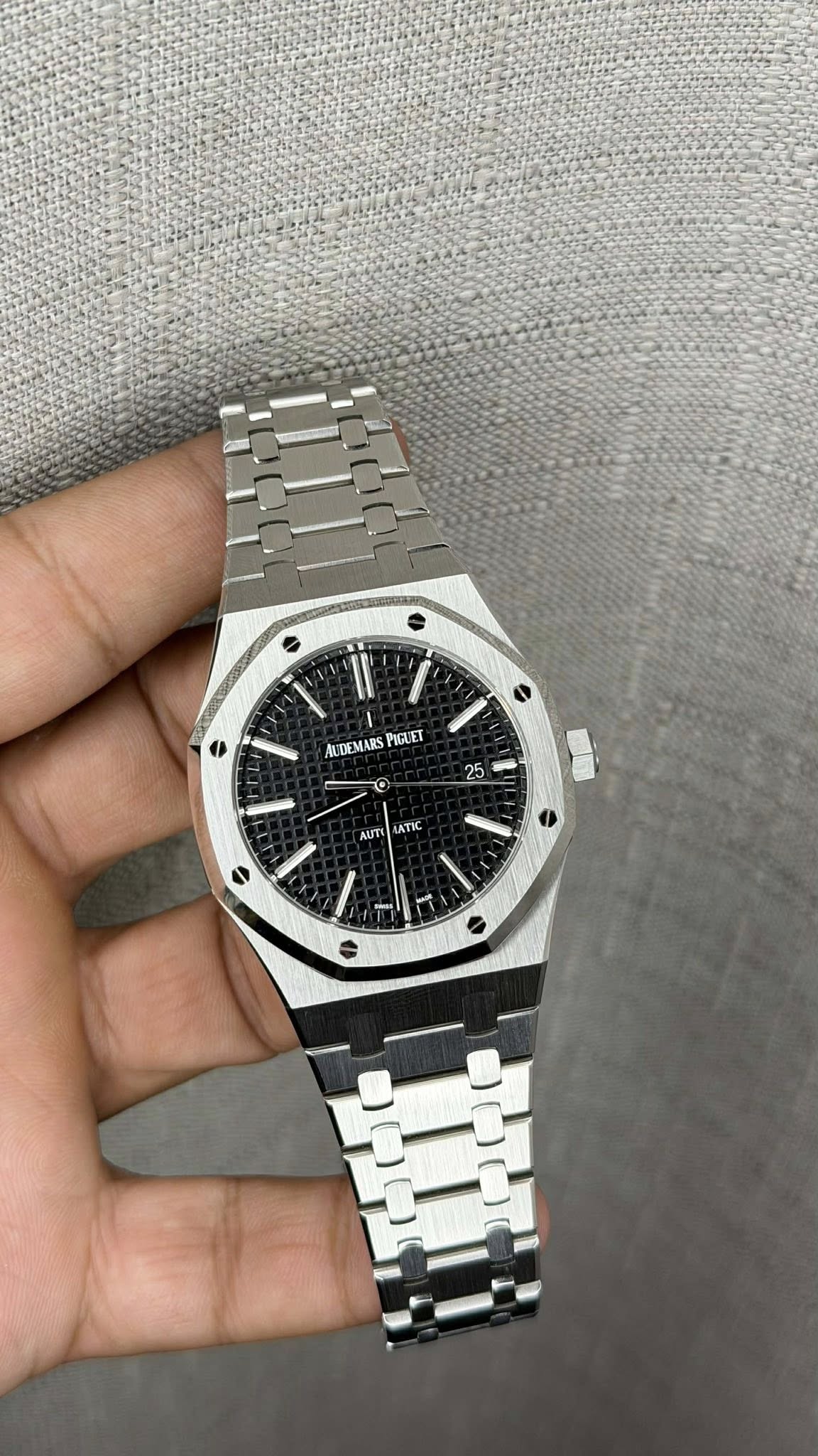 May be an image of wrist watch and text that says '0 AUDEMARS PIGUET O 25 AUTY ATIC -'