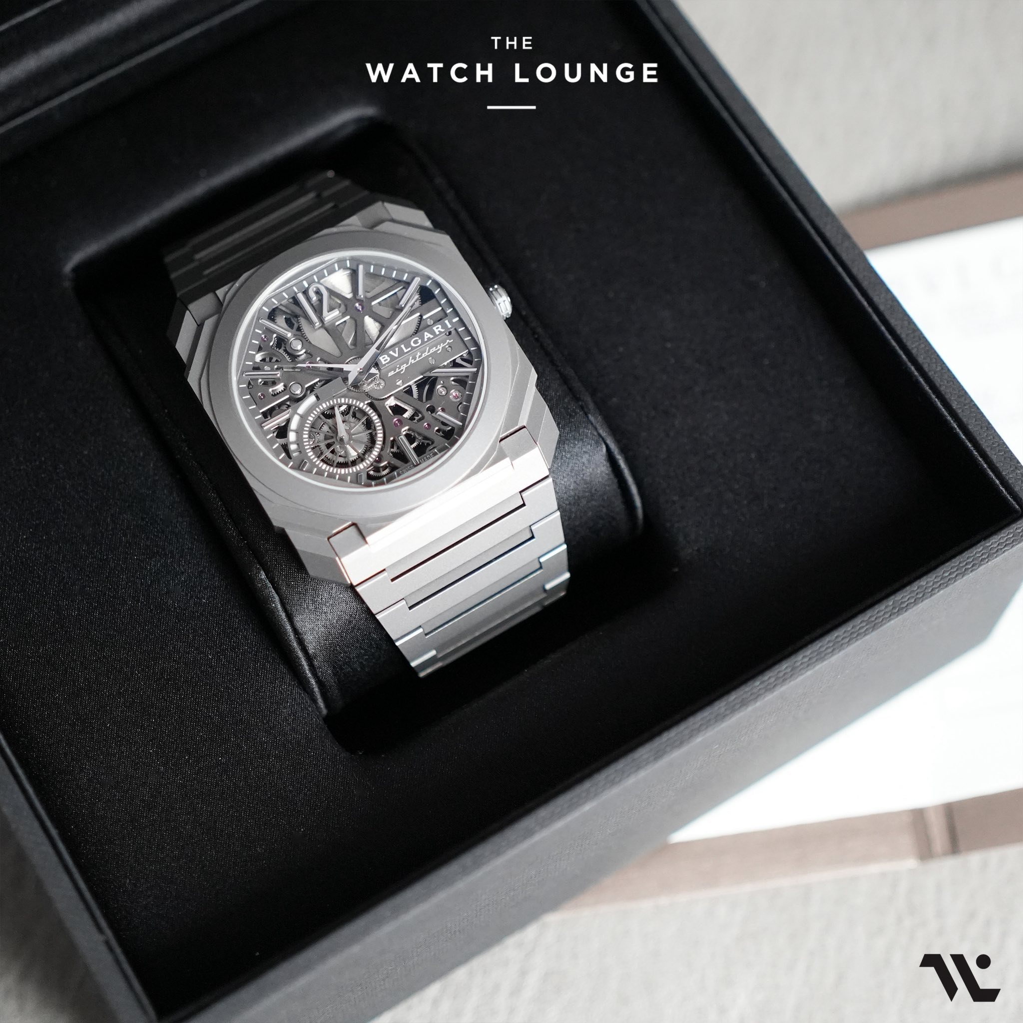 May be an image of wrist watch and text that says 'WATHLOUNGE WATCHLOUNGE WATCH LOUNGE THE 2 A AR R BVL V VLOA LO OA L B 4 5 き 3 1'