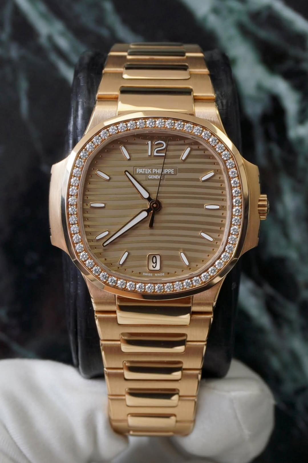 May be an image of wrist watch and text that says '12 PATEK PATEKPHI.IPPE PHI IPPE GENEV n 9 GmISs ΟΕ'