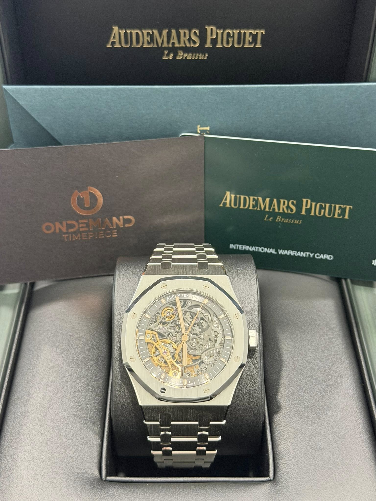 May be an image of wrist watch and text that says 'AUDEMARS PIGUET BTawиA כממהכמס כא כא ONDE! AUDEMARSPIGUET Brass AUDEMARS PIGUET INTERNATIONAL WARRANTY POUATONALVARRANTYCARO…