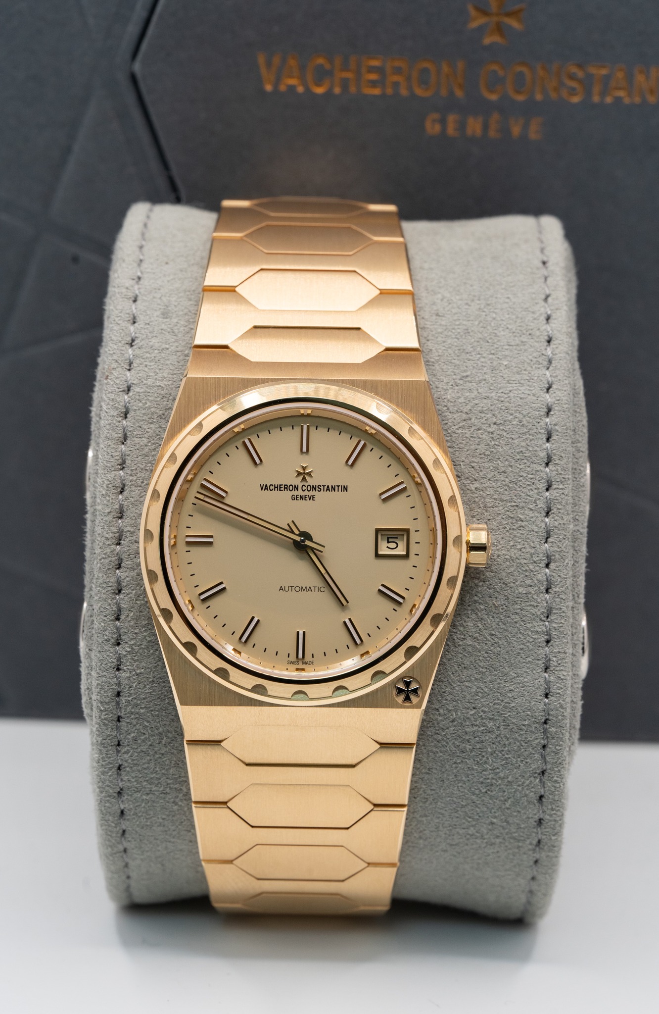 May be an image of wrist watch and text that says 'د T' VACHERONC VACHERONCONSTANTI A ONCONSTANTIN NSTANTIN CEMENE Il II D ALTOMATIC I ۱۱ ١ Il E ሊሙራ'