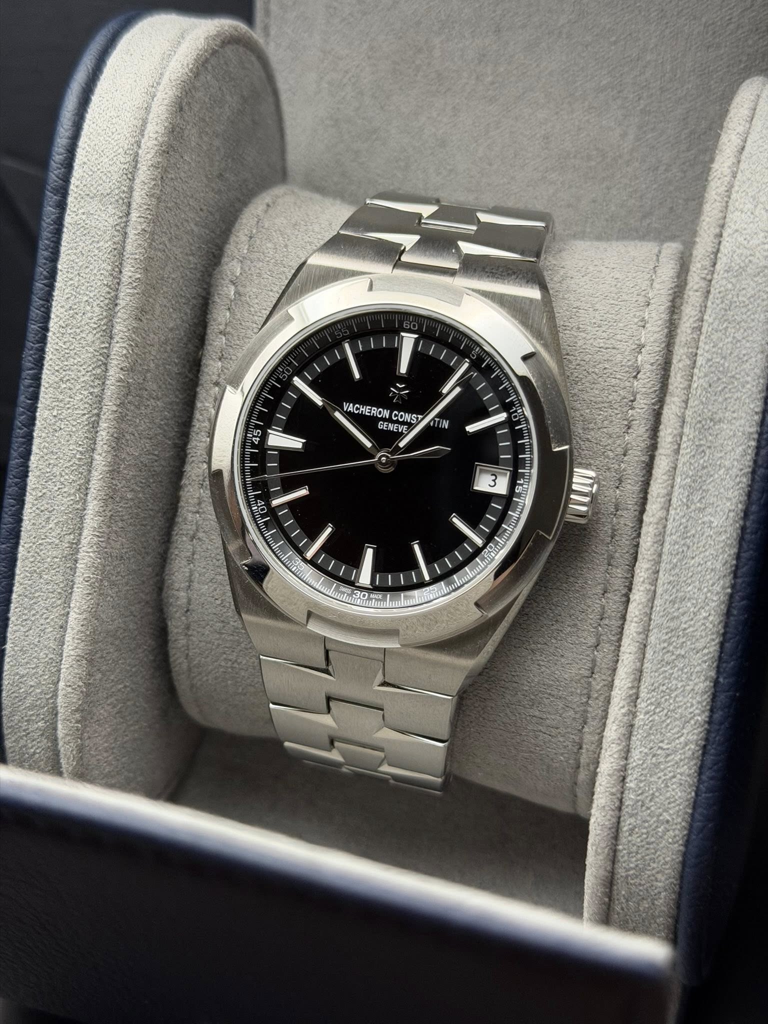 May be an image of wrist watch and text that says 'T' ACHERON NEYE/ CONST GENEVE 0 IN 45 I' μη 3 เพิง り'