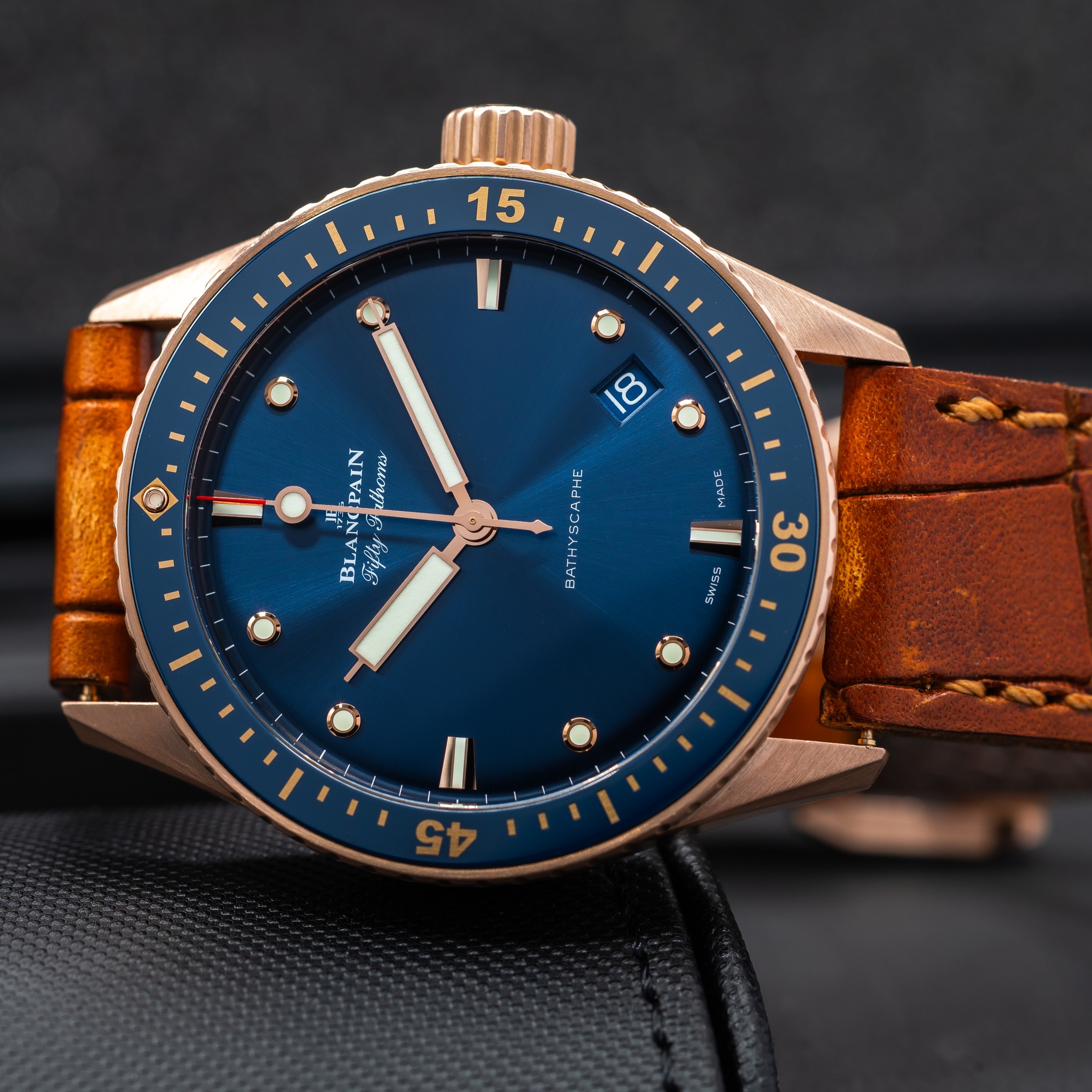 May be an image of wrist watch and text that says '15 m PAIN thome No NG ឡ BLA 3иAy 양 BATHYSCAPIE E 30 SEMNg I 4 ふ'