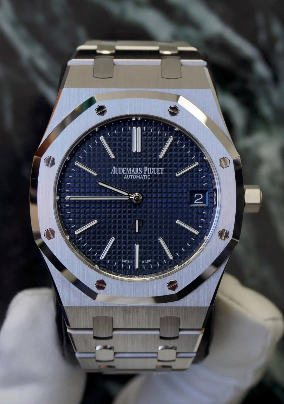 May be an image of wrist watch and text that says 'AUDEMARS AUDEMARSPIGUET PIGUET AUTOMATIC 2 I. SWISS MADE ΕEΥΑ'