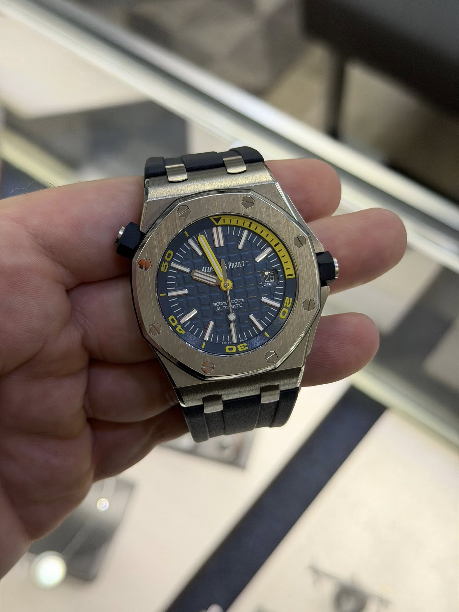 May be an image of wrist watch and text that says 'PIQLET را 2 A DE'