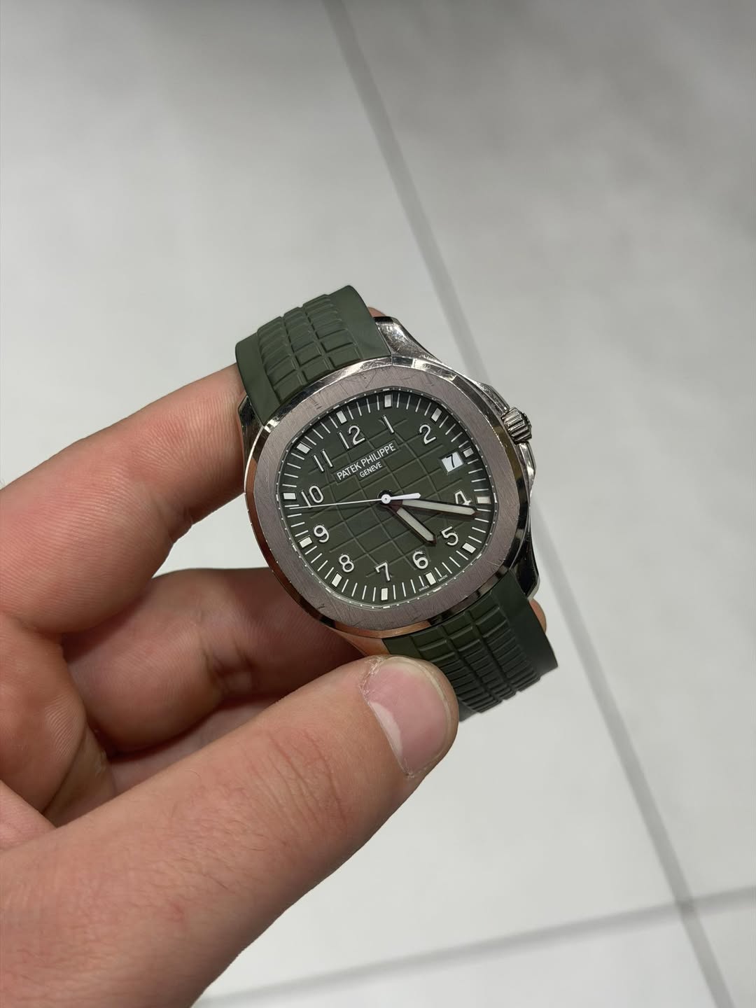 May be an image of wrist watch and text that says '2 7 2 FATEK P我 UPPE GENEVE 10 6 ထ ٧ 5 0 어'