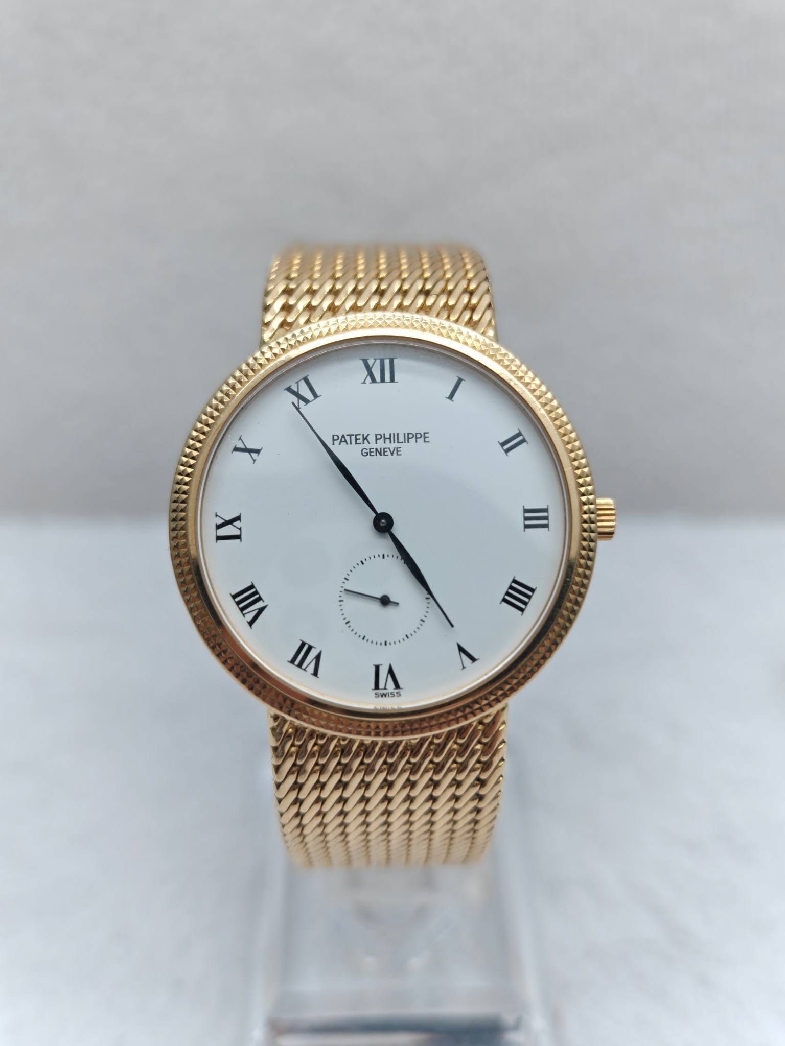 May be an image of wrist watch and text that says 'XII XI X PATEK PHILIPPE PATEKPHILIPPE LIPPE GENEVE I u IX VIII VII III VI SWISS ราง'