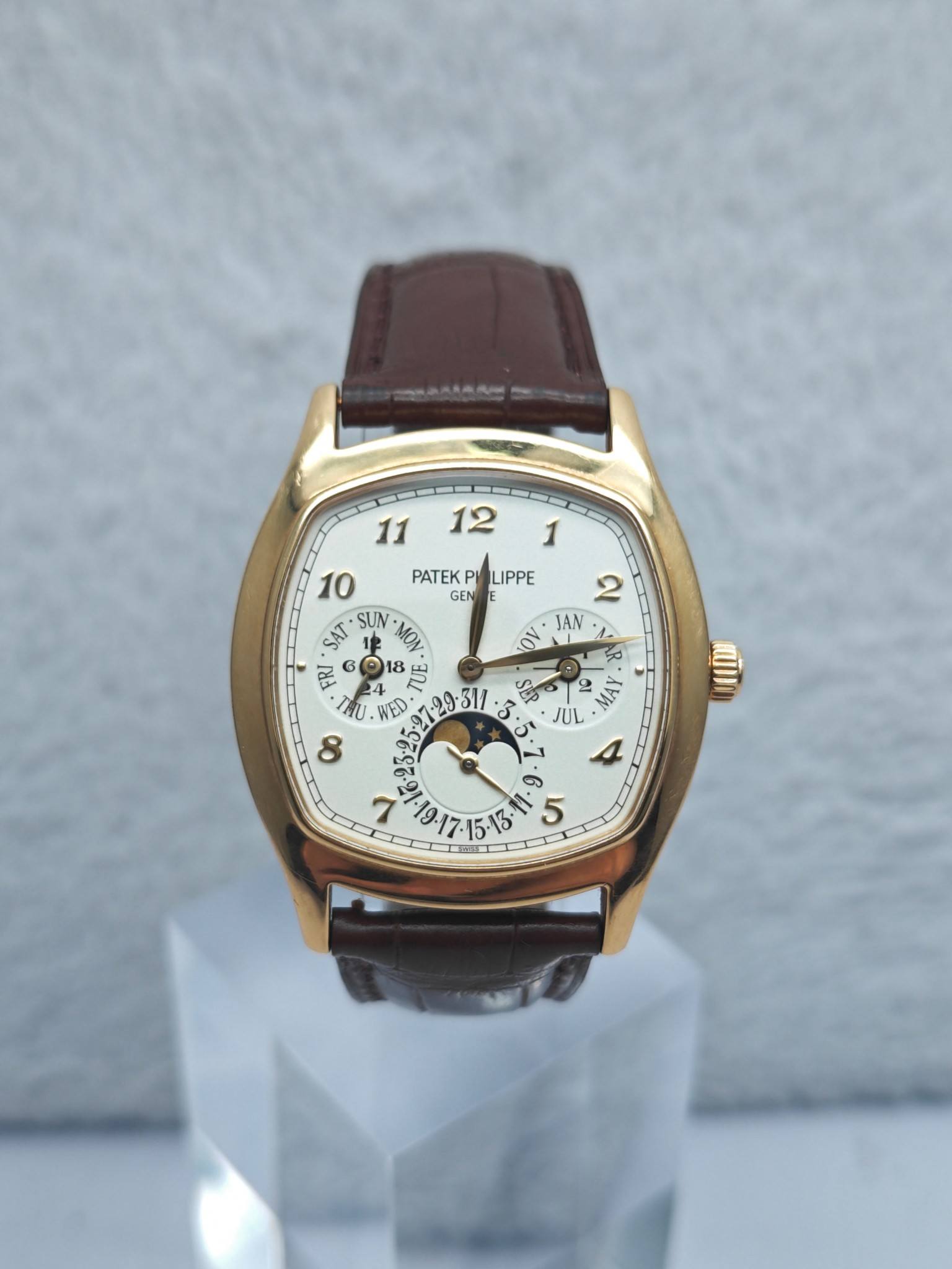 May be an image of wrist watch and text that says ' PATEKP PATEKPILIPPE LIPPE GEN 2 SAT SLIN MOV Ον JAN 2 FRI 18 ၅ a ANA THU WED 15-2729・ 외208118 수 JUL 8 A '
