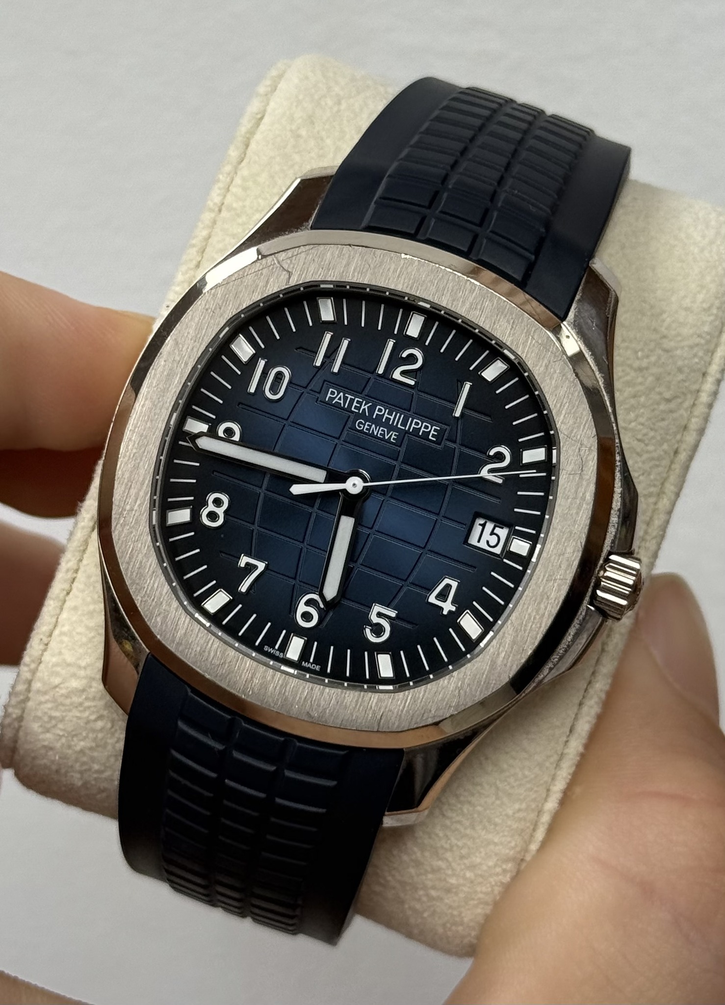 May be an image of wrist watch and text that says '10 II 12 PATEK GENEVE PHILIPPE IPPE 2 b '