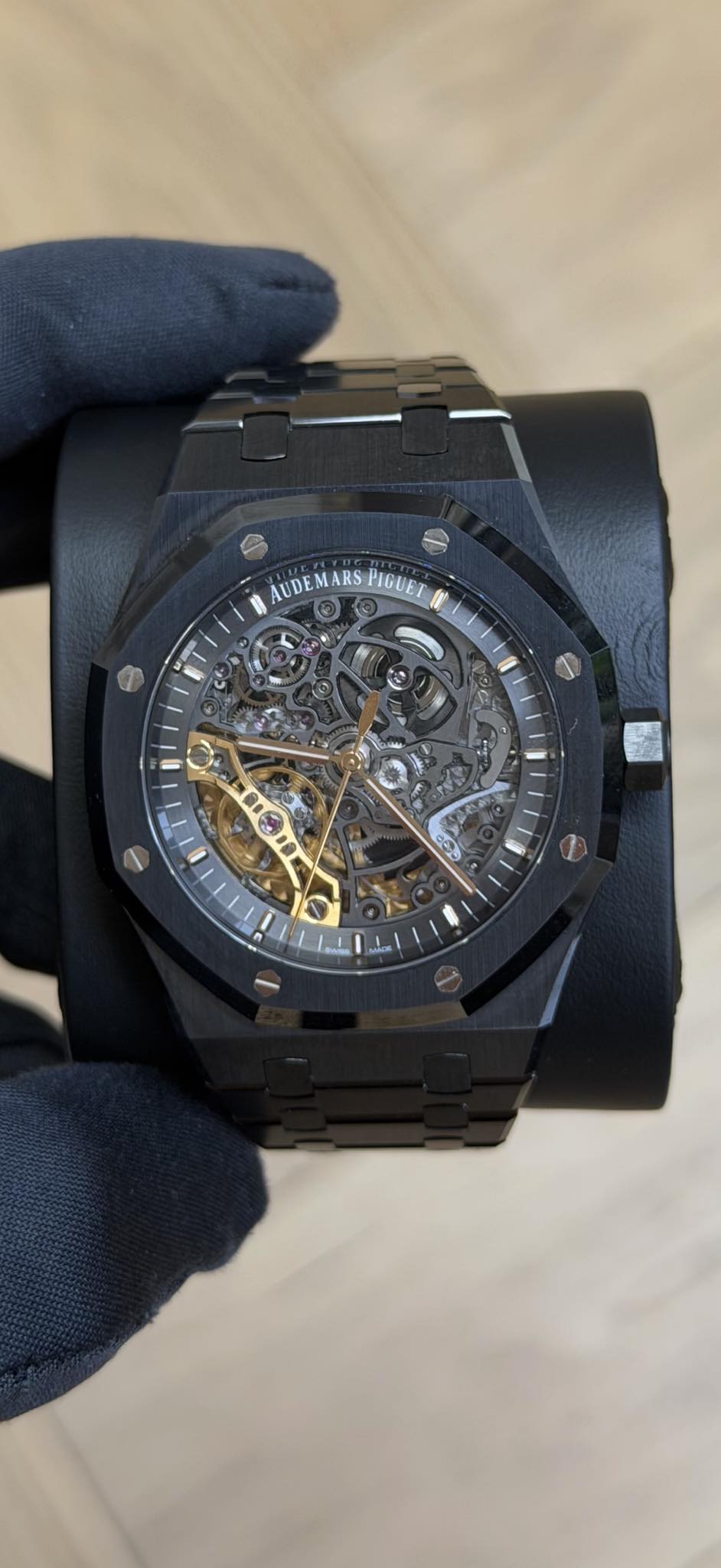 May be an image of wrist watch and text that says 'AUDE AUDEMARSPIGUET UDEMARS AARS PIGUET මෙම'