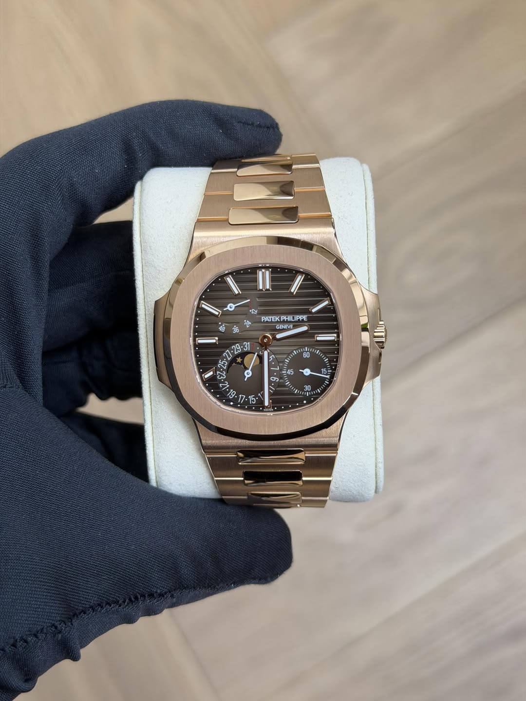 May be an image of wrist watch and text that says '2e ١ ៉ាំ ي به PATEK PHIOPPE OPPE GENEVE 1- A-31 60 F0 A ท • م တ 5د 21- 2 ከ፡ 30 C o e 15- 5-'