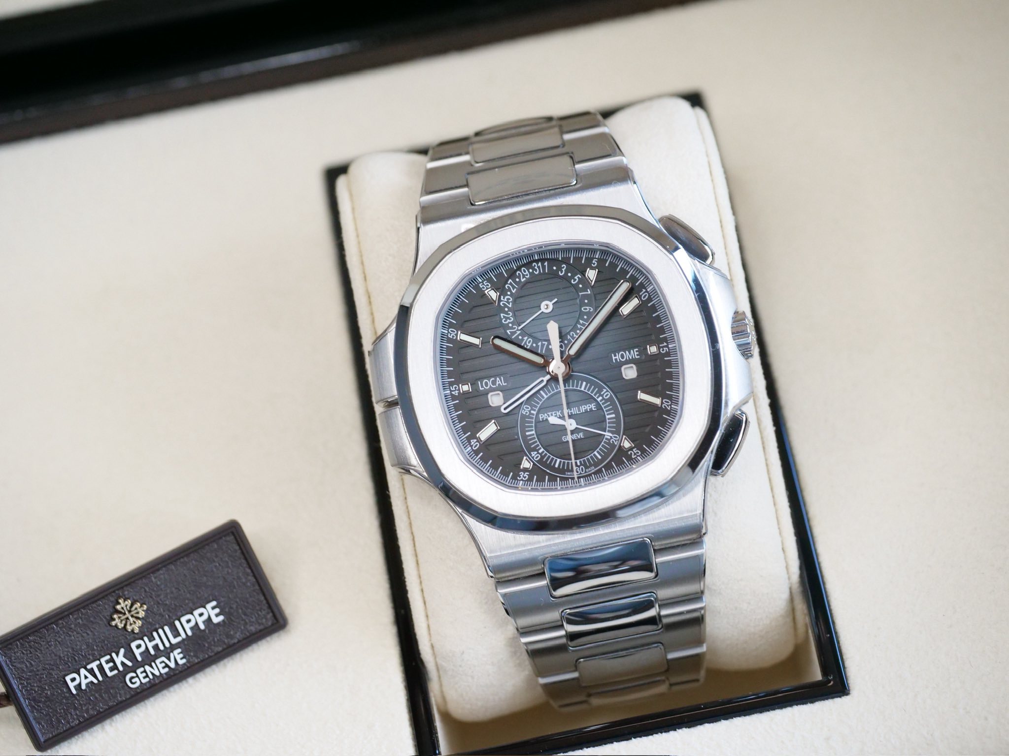 May be an image of wrist watch and text that says 'V D R:11.9 HOME tu ดง 이미 LOCAL 朝 PAEK LIPPE OF O ل 6 รง PATEK PATEKPHILIPPE 1 PHILIPPE GENEVE'