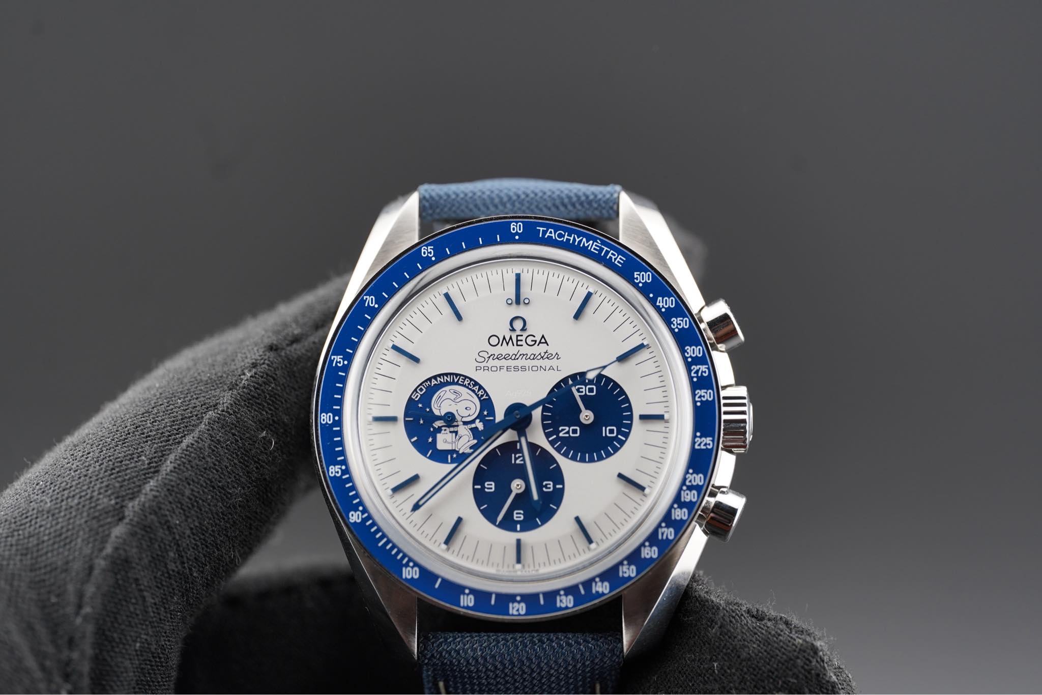 May be an image of wrist watch and text that says '65 20 olo 60 TACHYMETRE . OMEGA Sneedmaster PROF SSIONAL PROFESSIONAL SI 50 ANNIVERSA BE 250 & igo 180 ለ '
