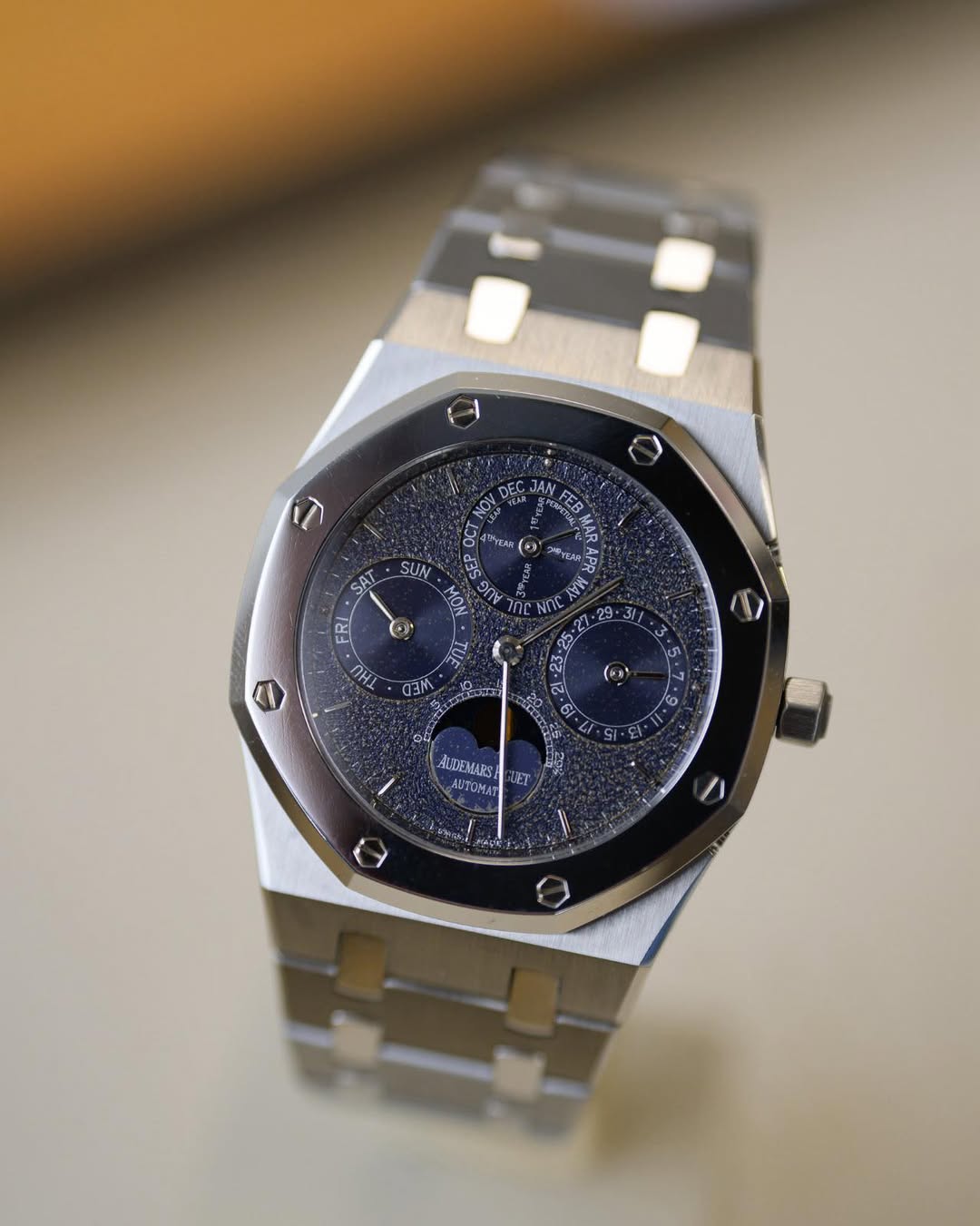 May be an image of wrist watch and text that says 'ነለ SUN B SAT FRI ก1 EM (a) 61 ALUDEMARS AUTOHAN'