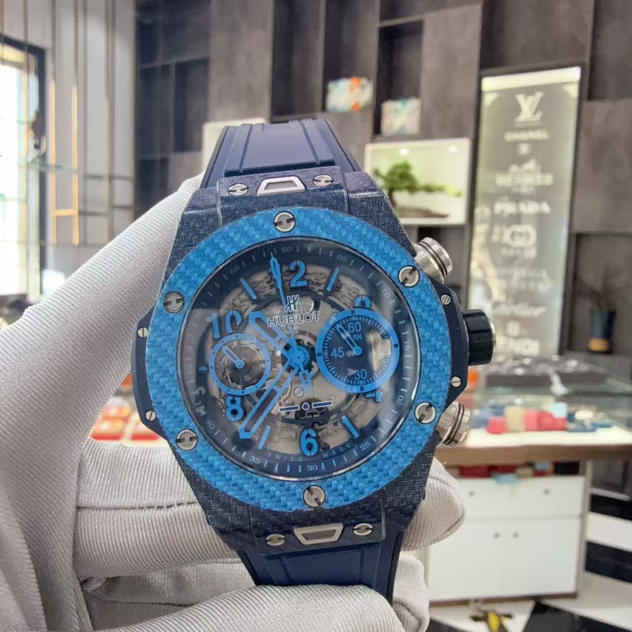 May be an image of wrist watch and text that says '10 HUBLOT 꽃 A 151 一 E'