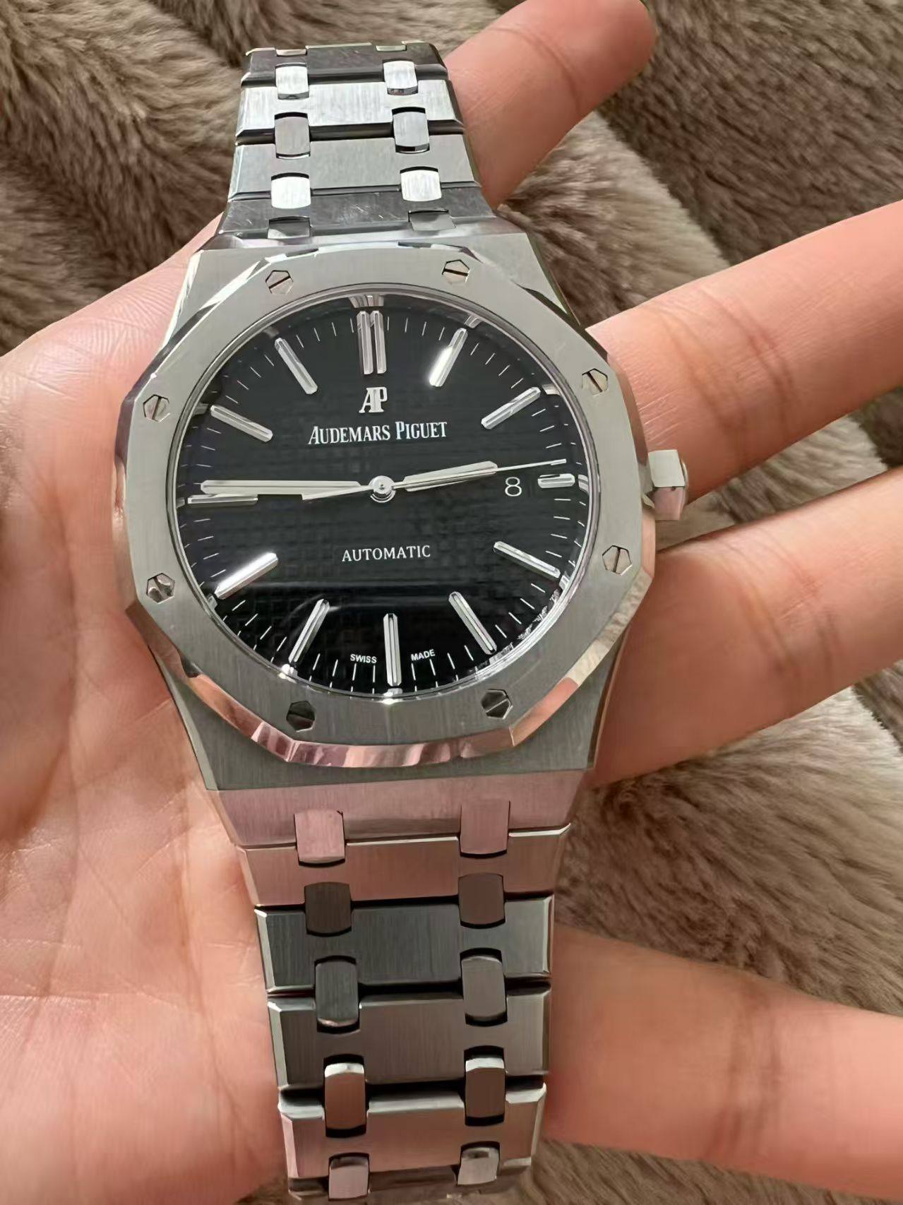 May be an image of wrist watch and text that says 'T 力量 01 AP AUDEMARS AUDEMARSPIGUET PIGUET S 8 ΤΙ e SWISS MADE'