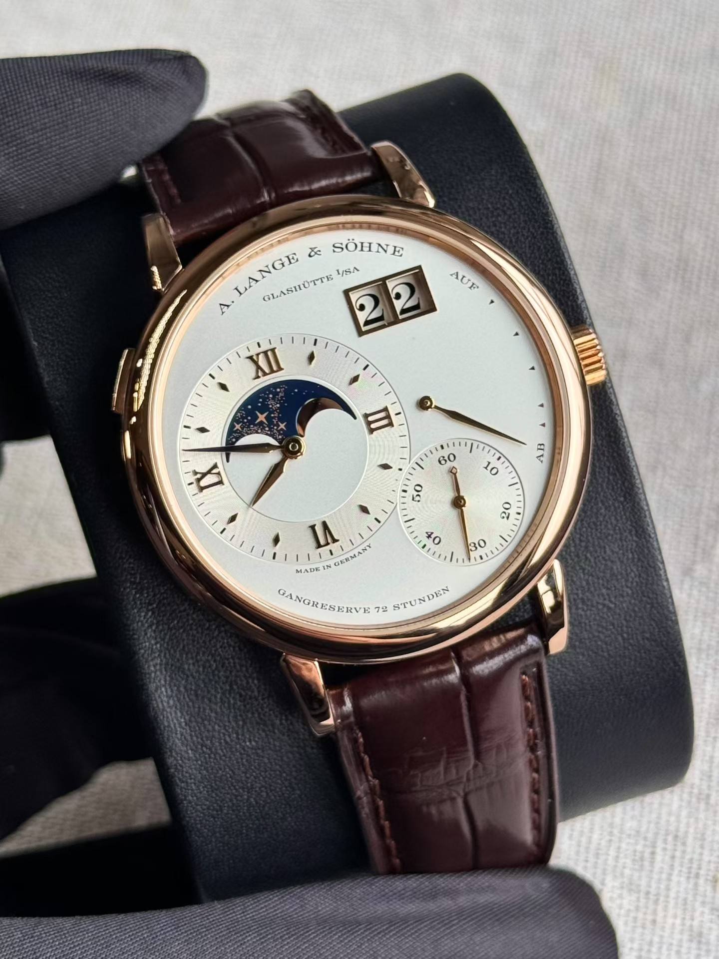 May be an image of wrist watch and text that says 'LANGE $ SÖHNE GLASHUTTE GLASUOTTESA 1SA A. A XII IX 60 εν o 11 ΜΑΤИE - CARMAN GANGEESERVI RESERVIS 7: STUr STUNDEN'