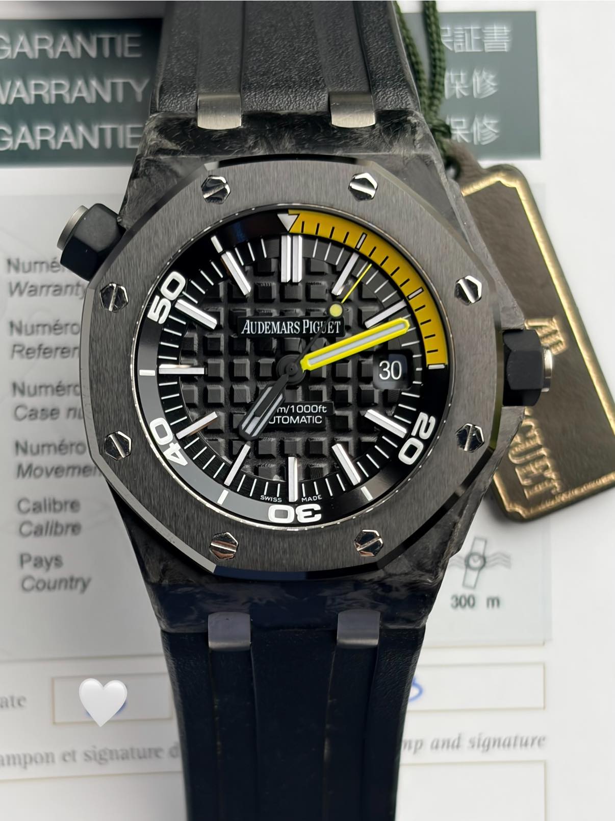 May be an image of digital watch and text that says 'GARAN ARRANTY GARANTIĘ 林流公盒 証書 傑修 果修 Numé. Warranty Numéro Referer AUDEMARSPIG ΕT Numéro Case nO 30 /1000ft JTOMATIC Numéro…
